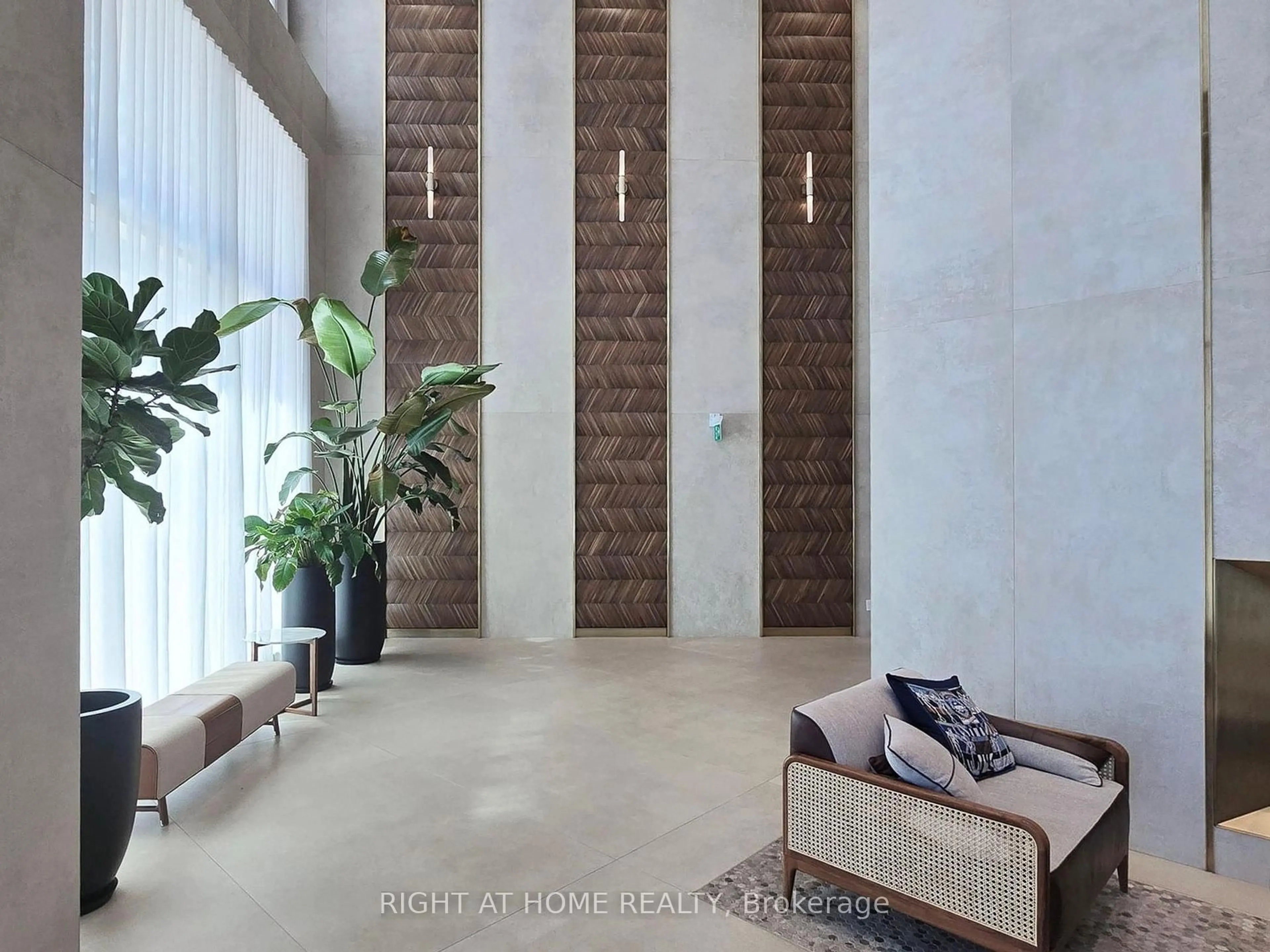 Indoor foyer for 1000 Portage Pkwy #4112, Vaughan Ontario L4K 0L1