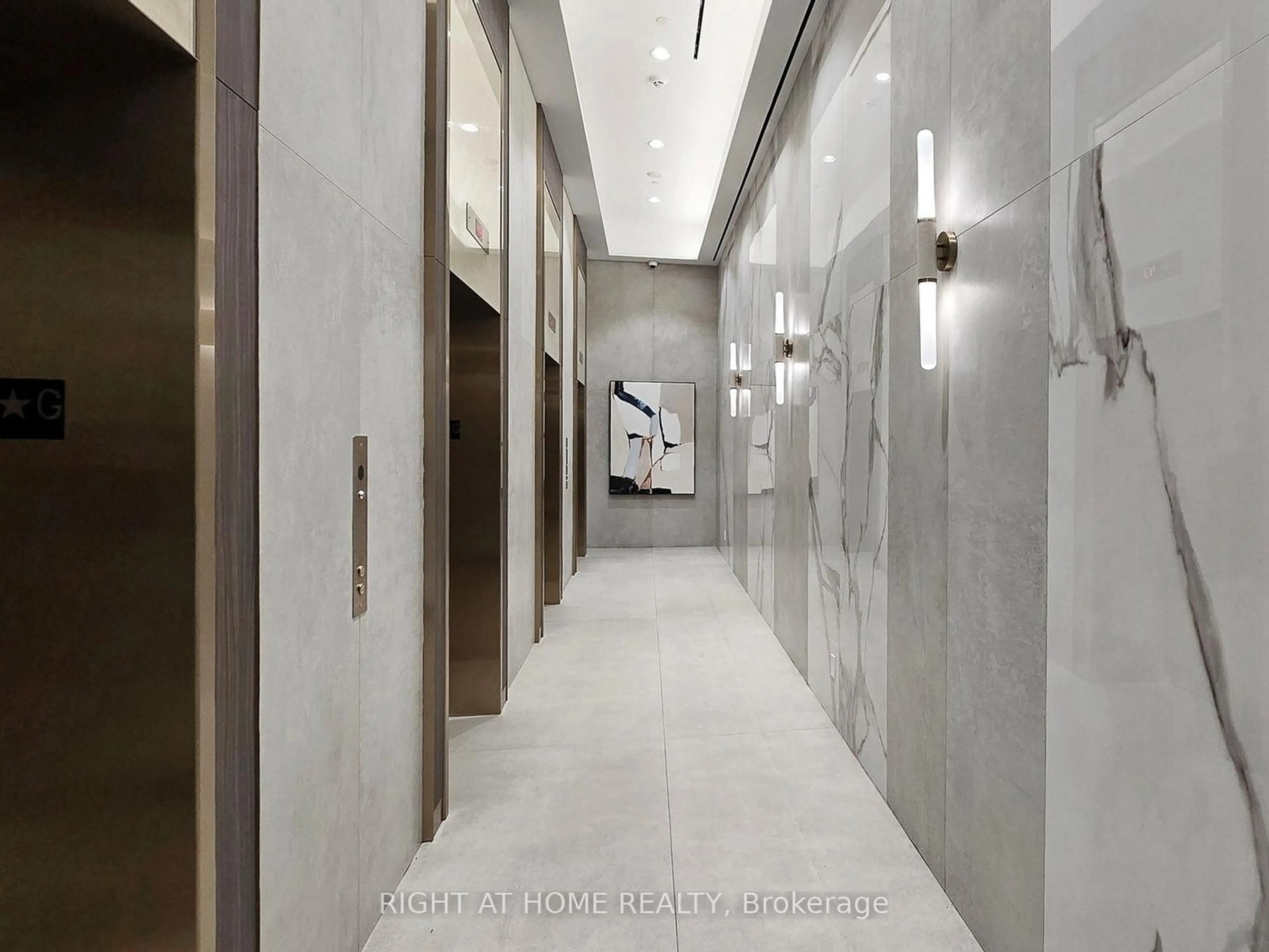 Indoor foyer for 1000 Portage Pkwy #4112, Vaughan Ontario L4K 0L1