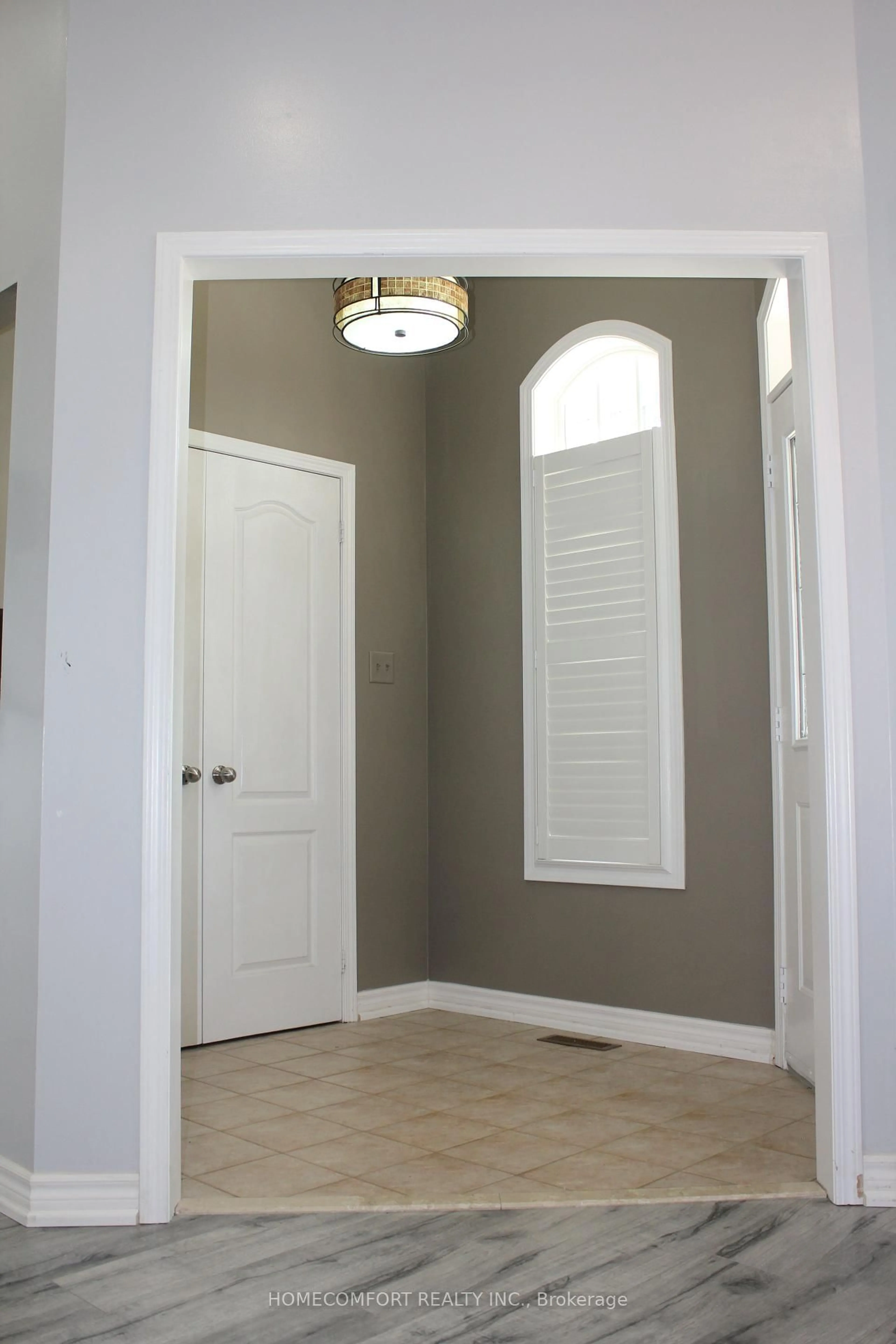 Indoor entryway for 18 Glendennan Ave, Markham Ontario L6B 1C7
