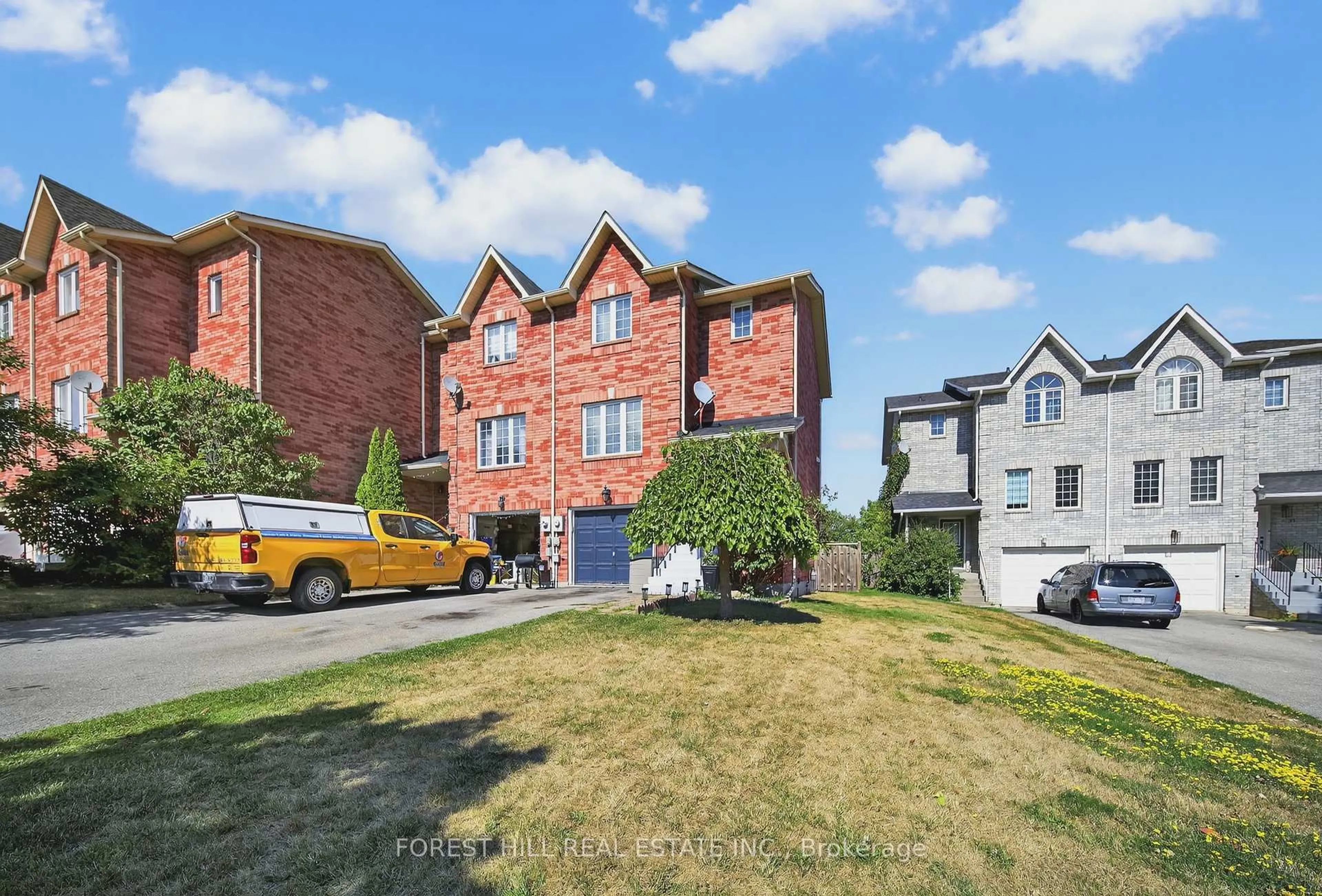 A pic from outside/outdoor area/front of a property/back of a property/a pic from drone, street for 37 Hattie Crt, Georgina Ontario L4P 3Z7