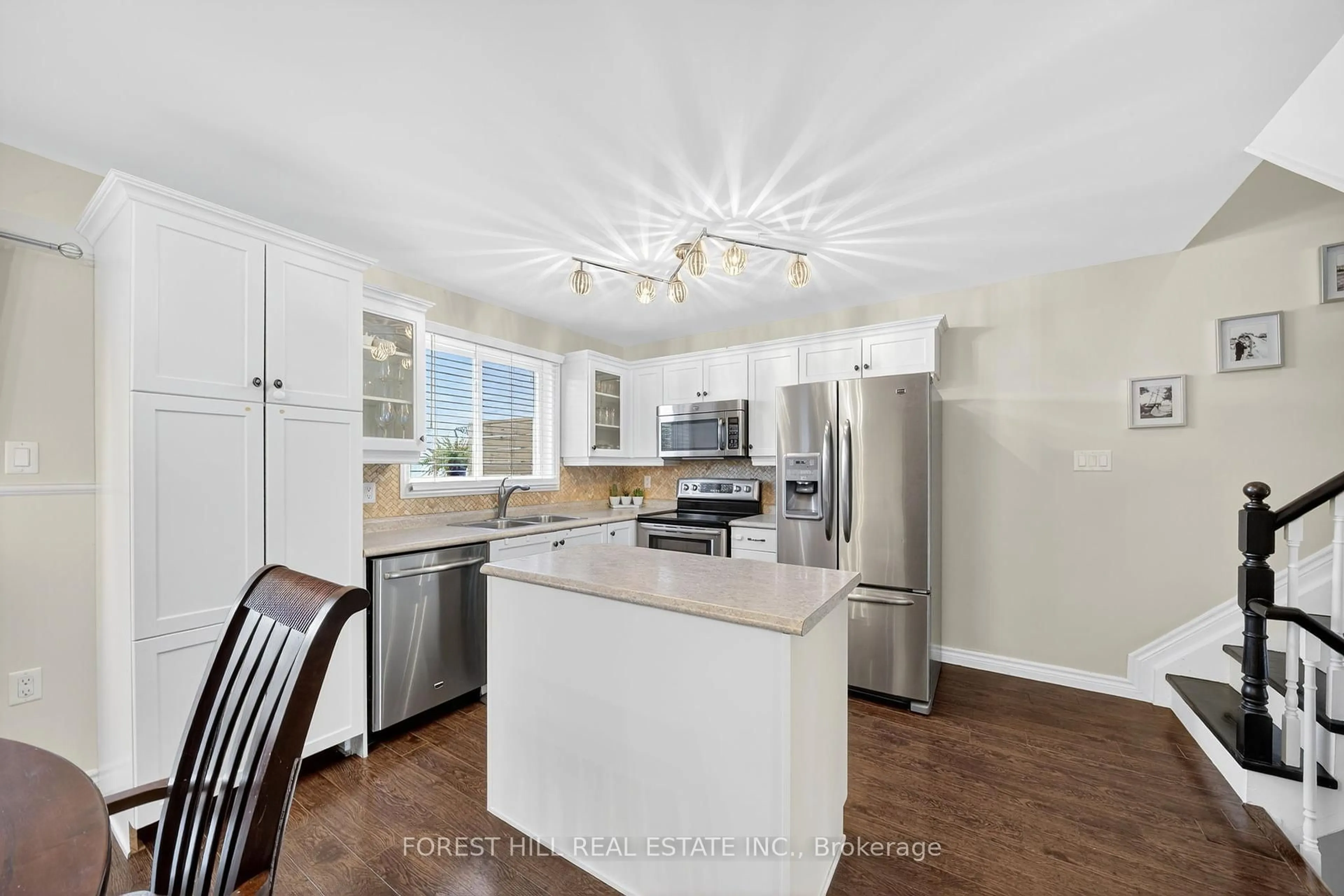 Open concept kitchen, unknown for 37 Hattie Crt, Georgina Ontario L4P 3Z7