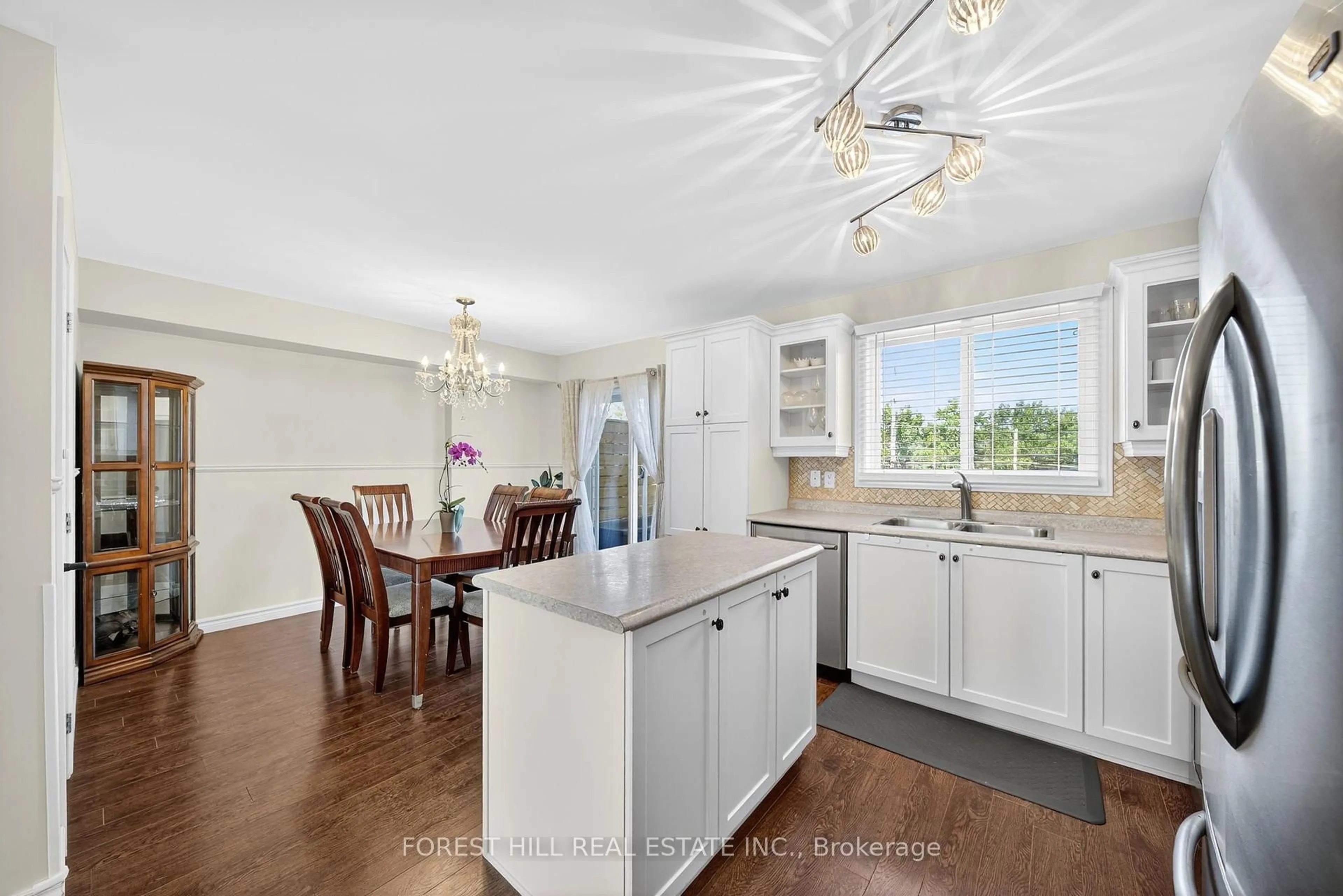 Open concept kitchen, unknown for 37 Hattie Crt, Georgina Ontario L4P 3Z7