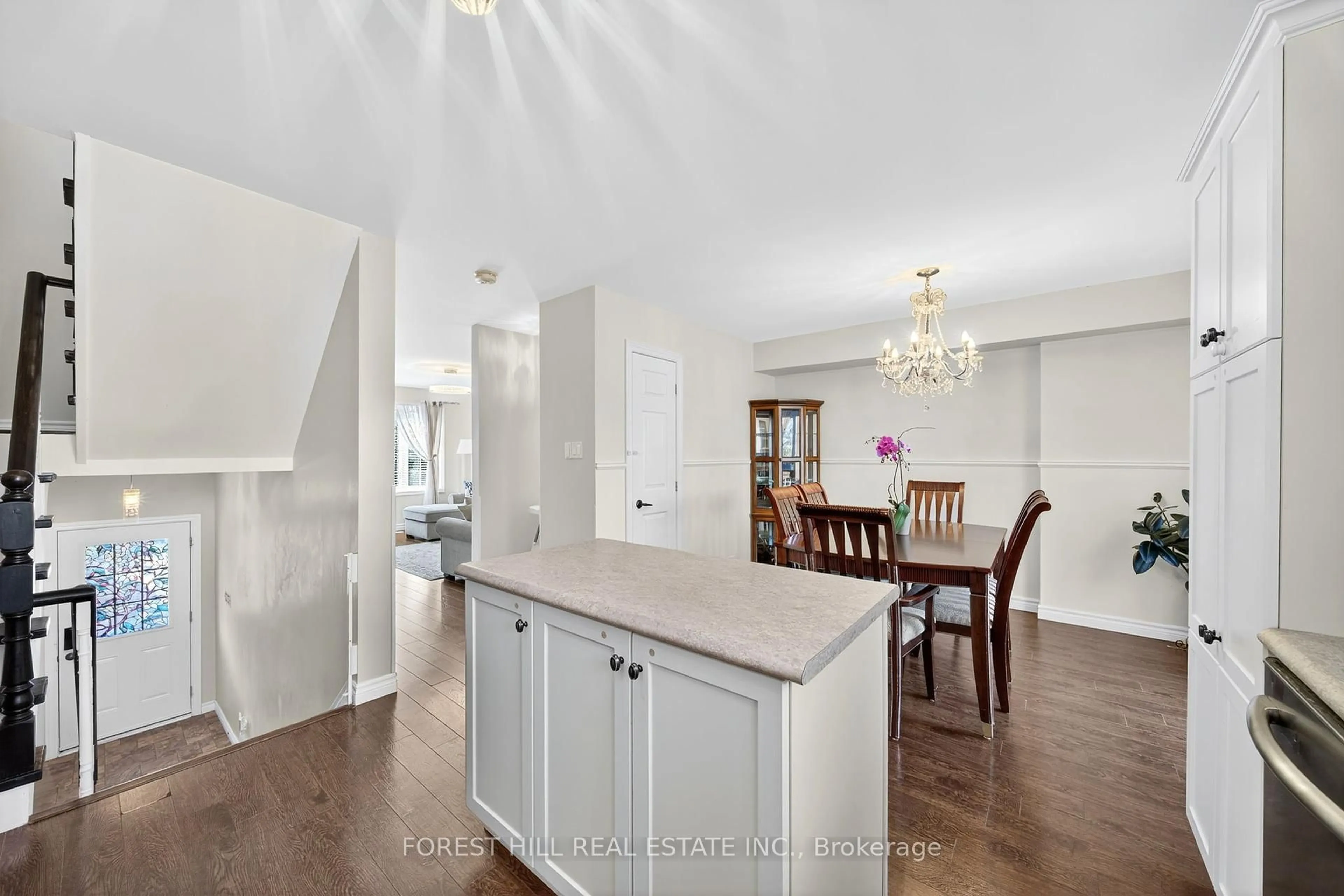 Open concept kitchen, unknown for 37 Hattie Crt, Georgina Ontario L4P 3Z7