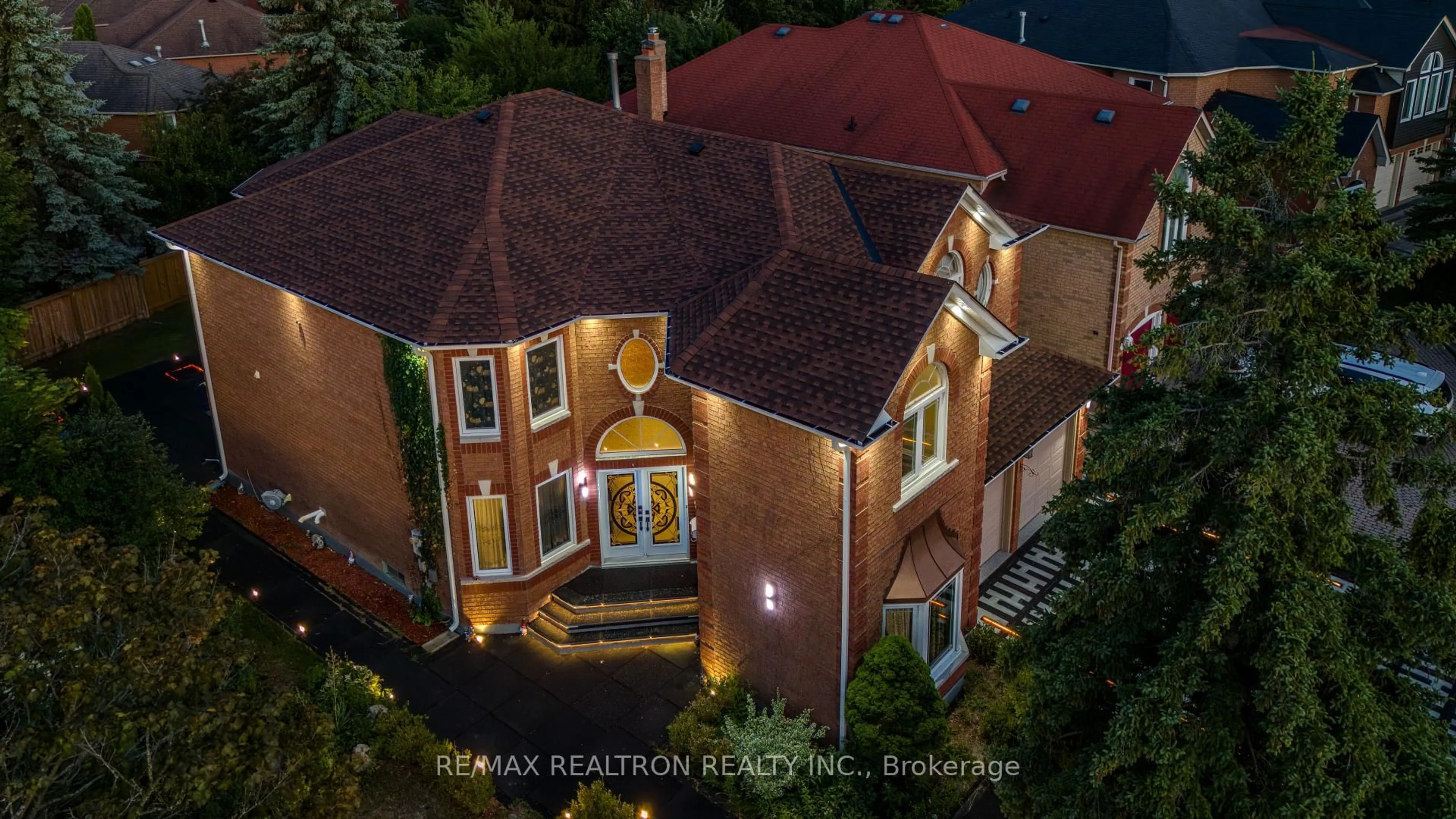 A pic from outside/outdoor area/front of a property/back of a property/a pic from drone, building for 161 Devonsleigh Blvd, Richmond Hill Ontario L4S 1G3