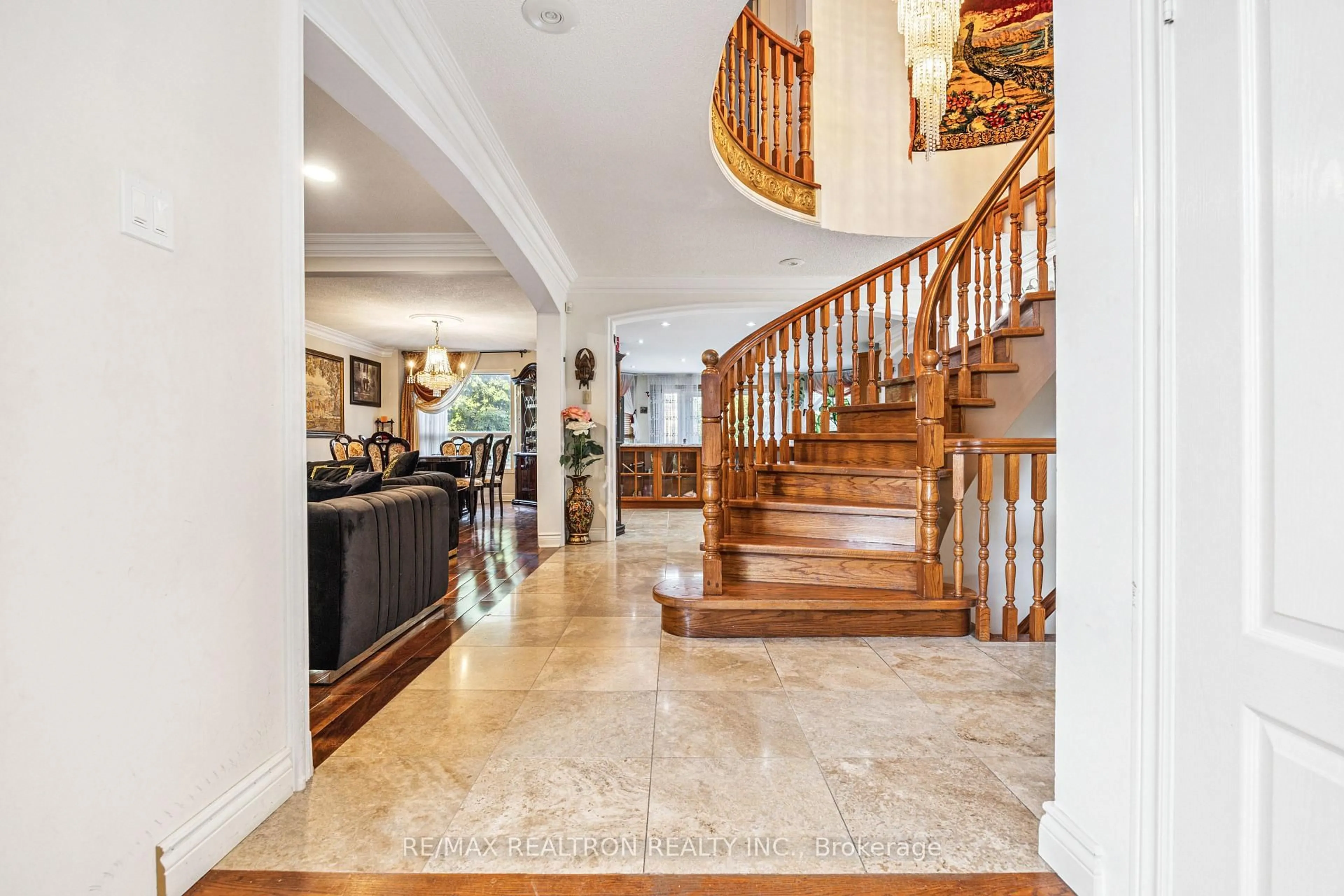 Indoor foyer for 161 Devonsleigh Blvd, Richmond Hill Ontario L4S 1G3