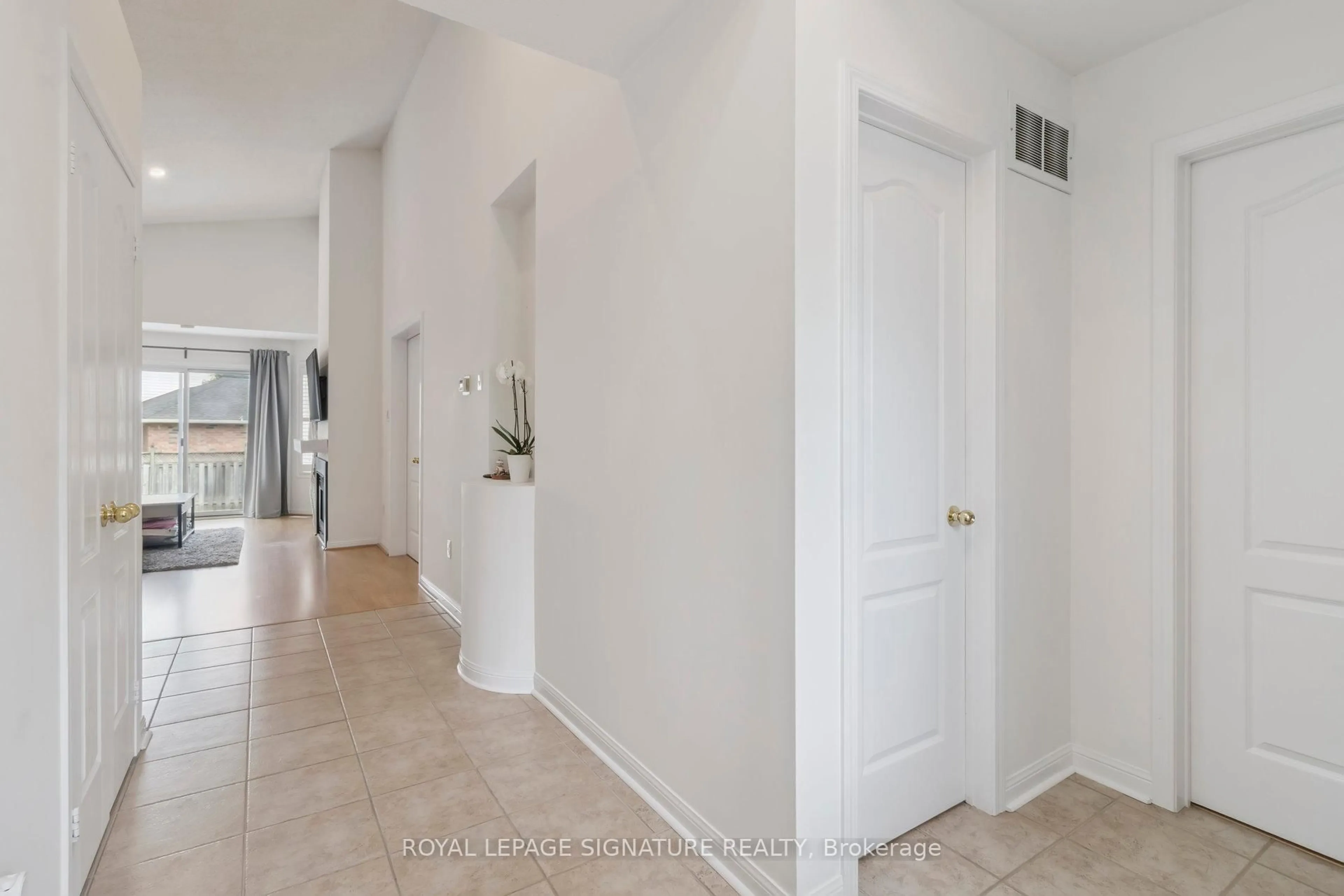 Indoor entryway for 38 Royal Amber Cres, East Gwillimbury Ontario L0G 1M0