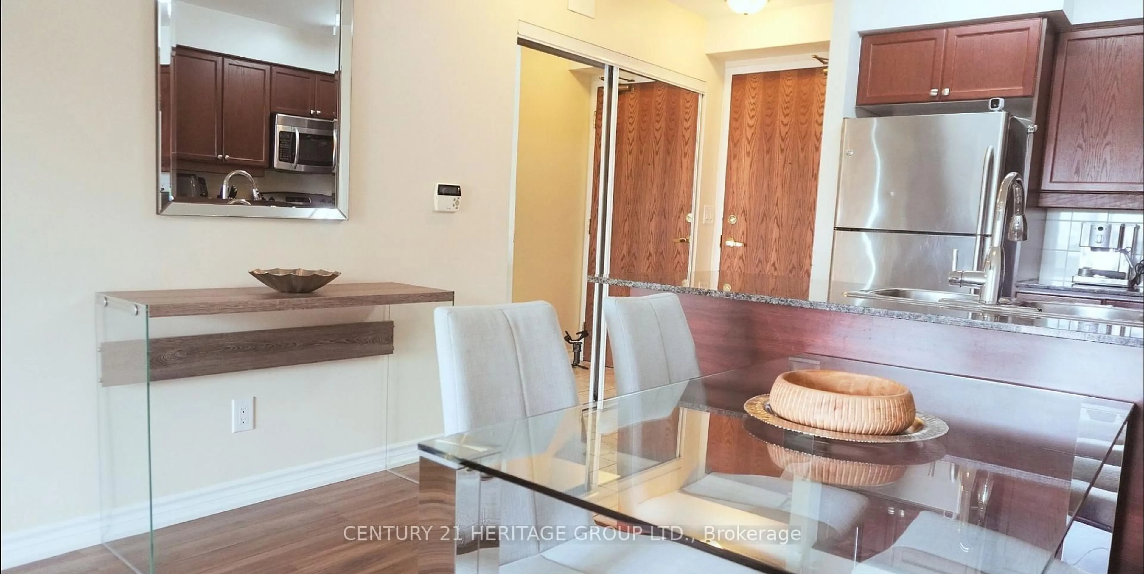 Dining room, wood/laminate floor for 185 Oneida Cres #816, Richmond Hill Ontario L4B 0B1