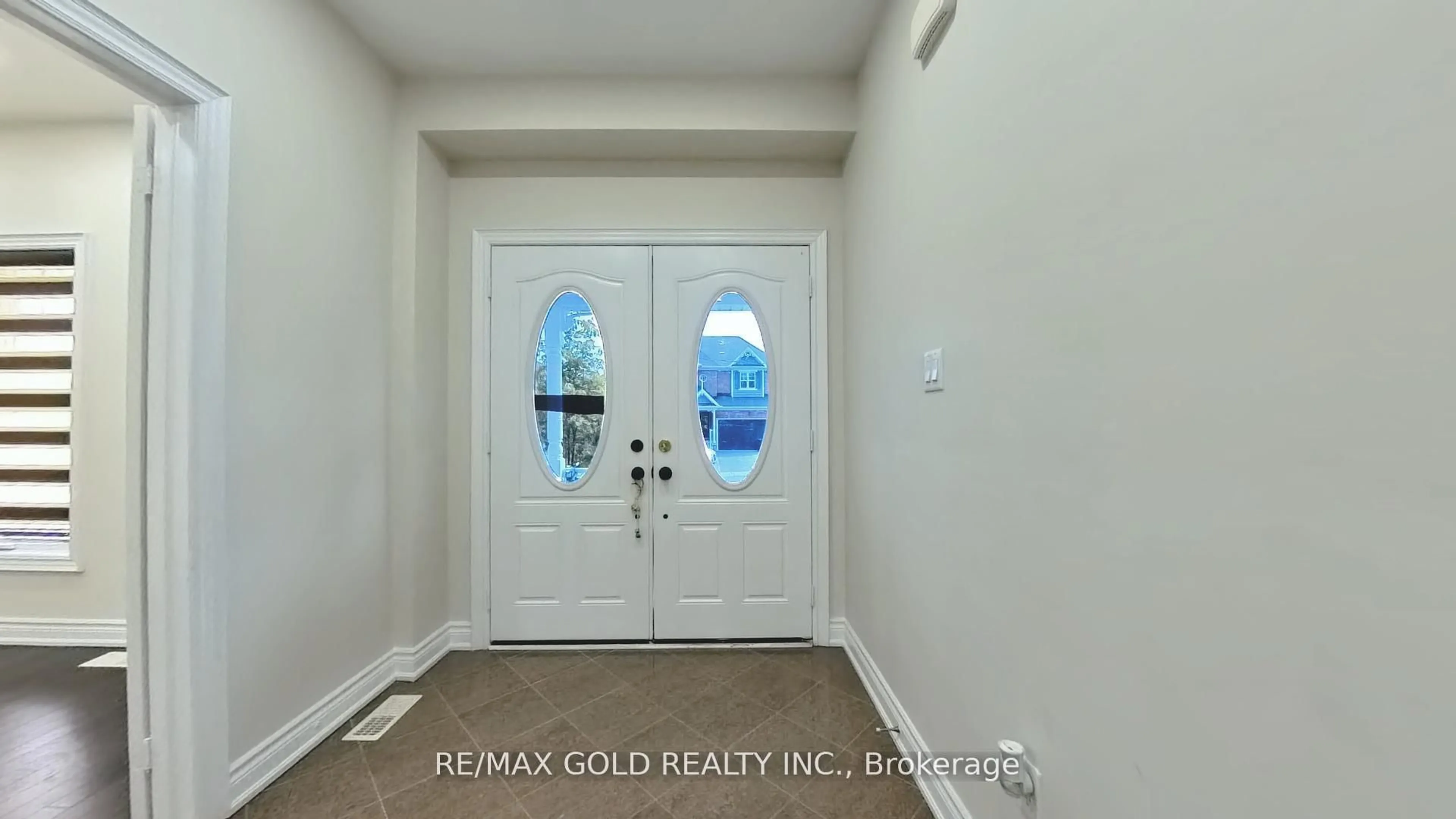 Indoor entryway for 188 Church St, New Tecumseth Ontario L0M 1J0
