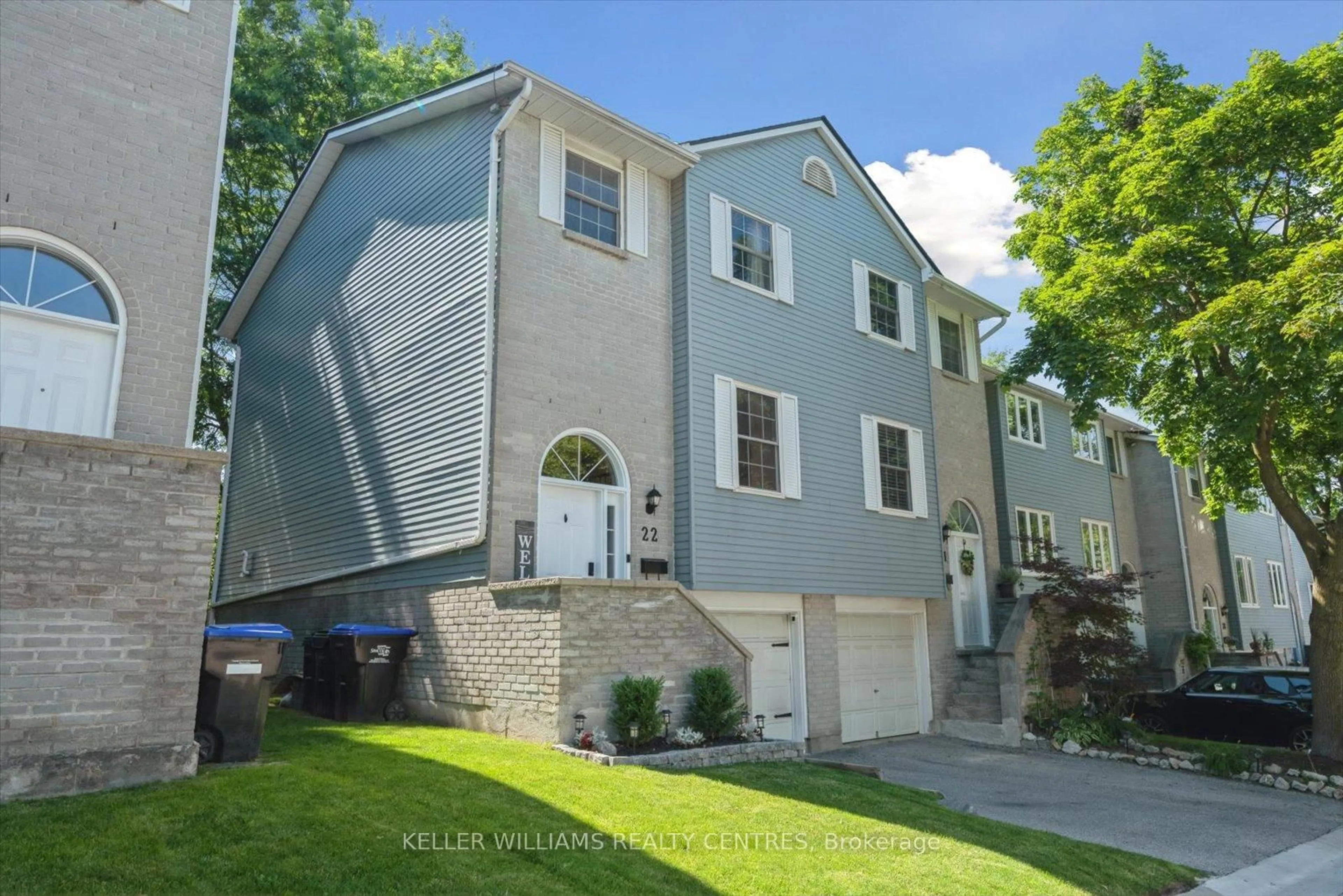 Home with vinyl exterior material, street for 22 Harmony Circ #22, Bradford West Gwillimbury Ontario L3Z 2T7