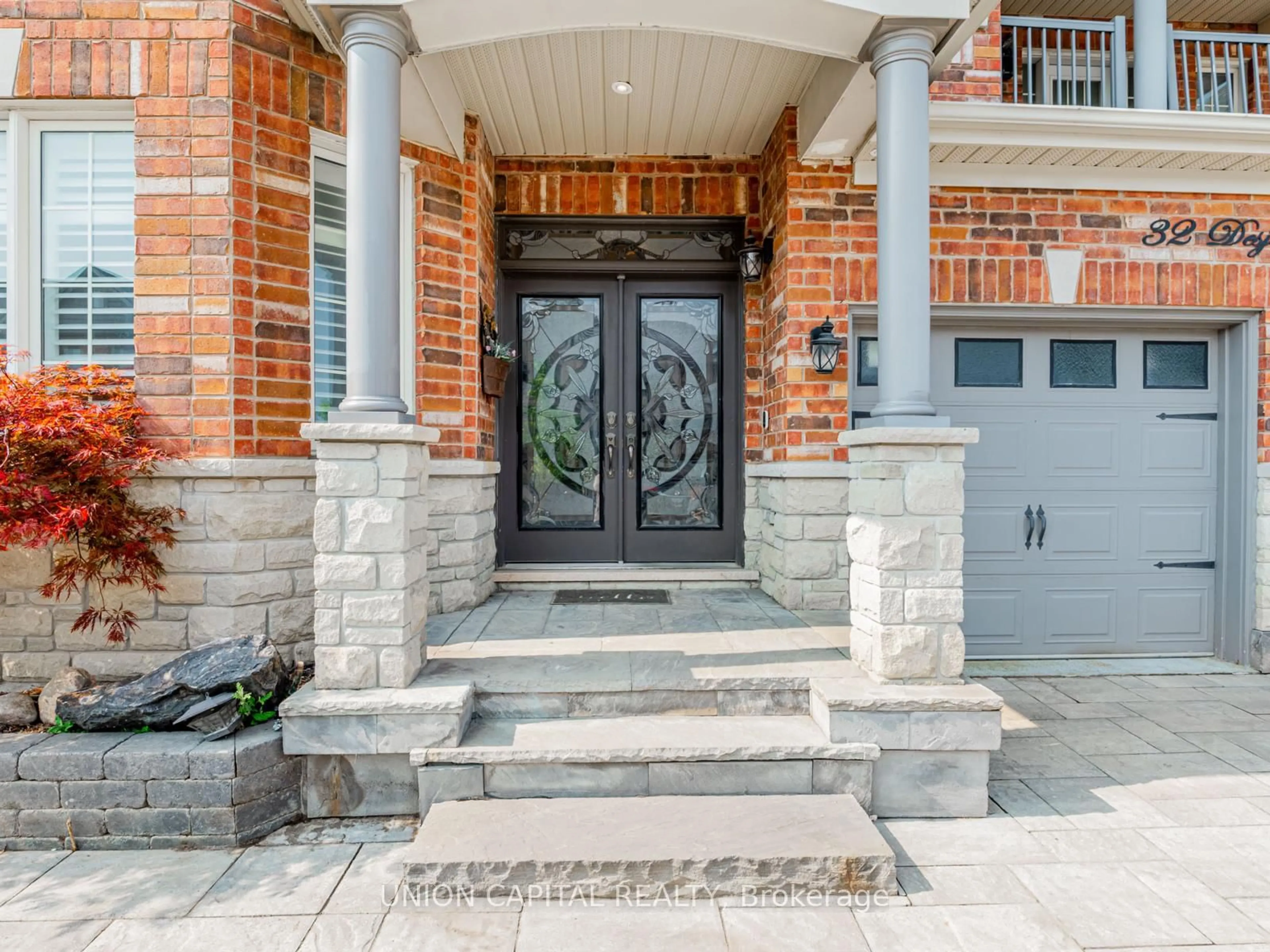 Indoor entryway for 32 Desjardin Dr, Markham Ontario L6E 0M2