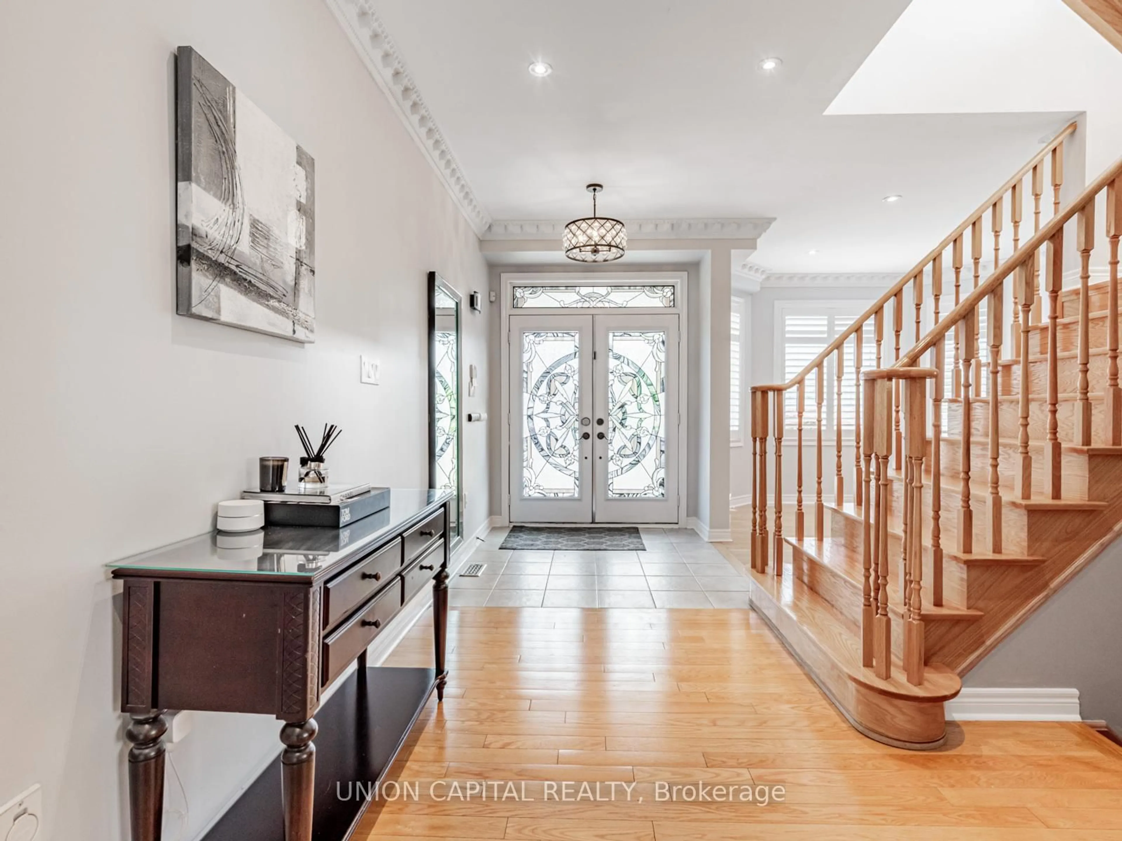 Indoor entryway for 32 Desjardin Dr, Markham Ontario L6E 0M2