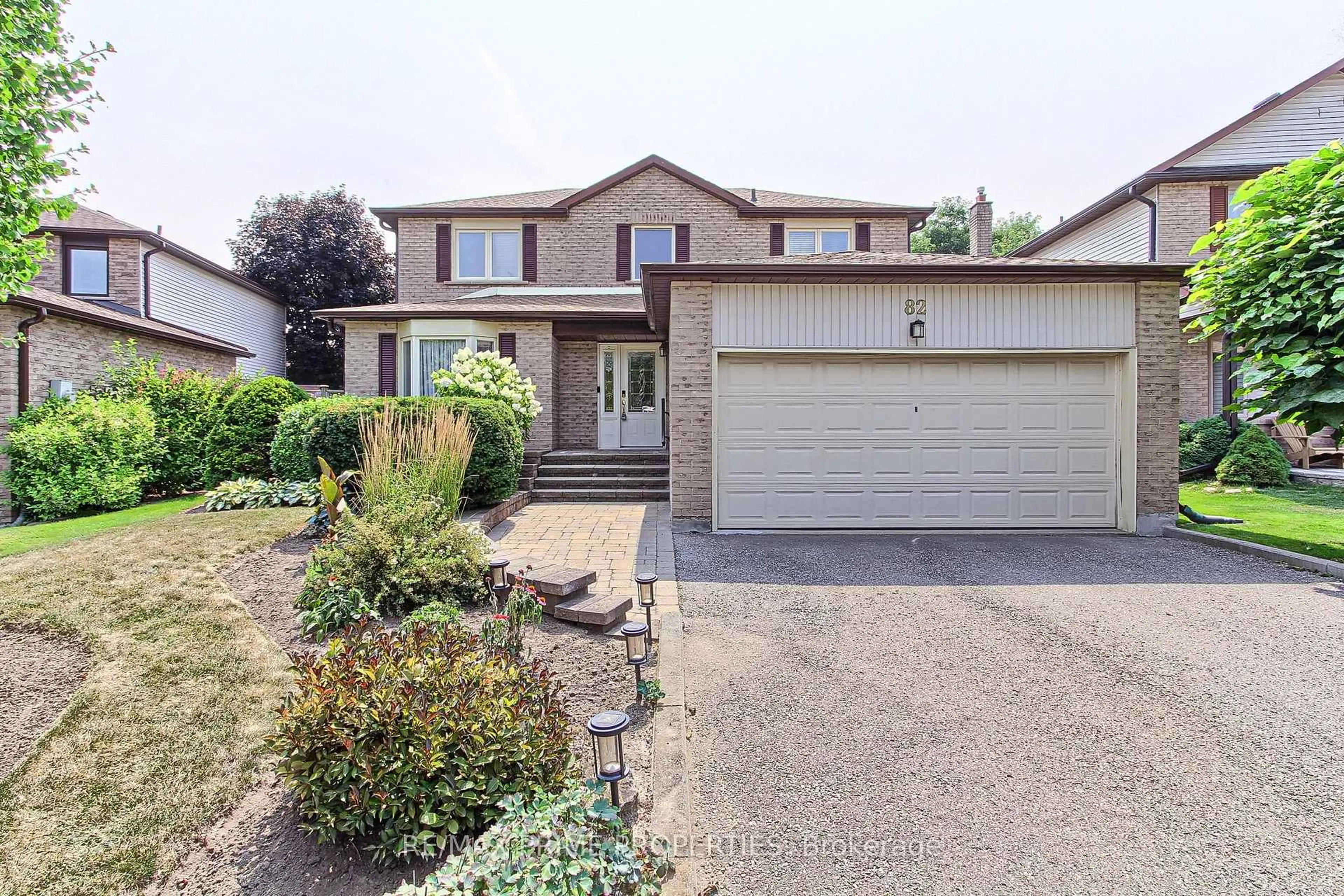 Home with vinyl exterior material, street for 82 McIntyre Crt, Newmarket Ontario L6B 0P2