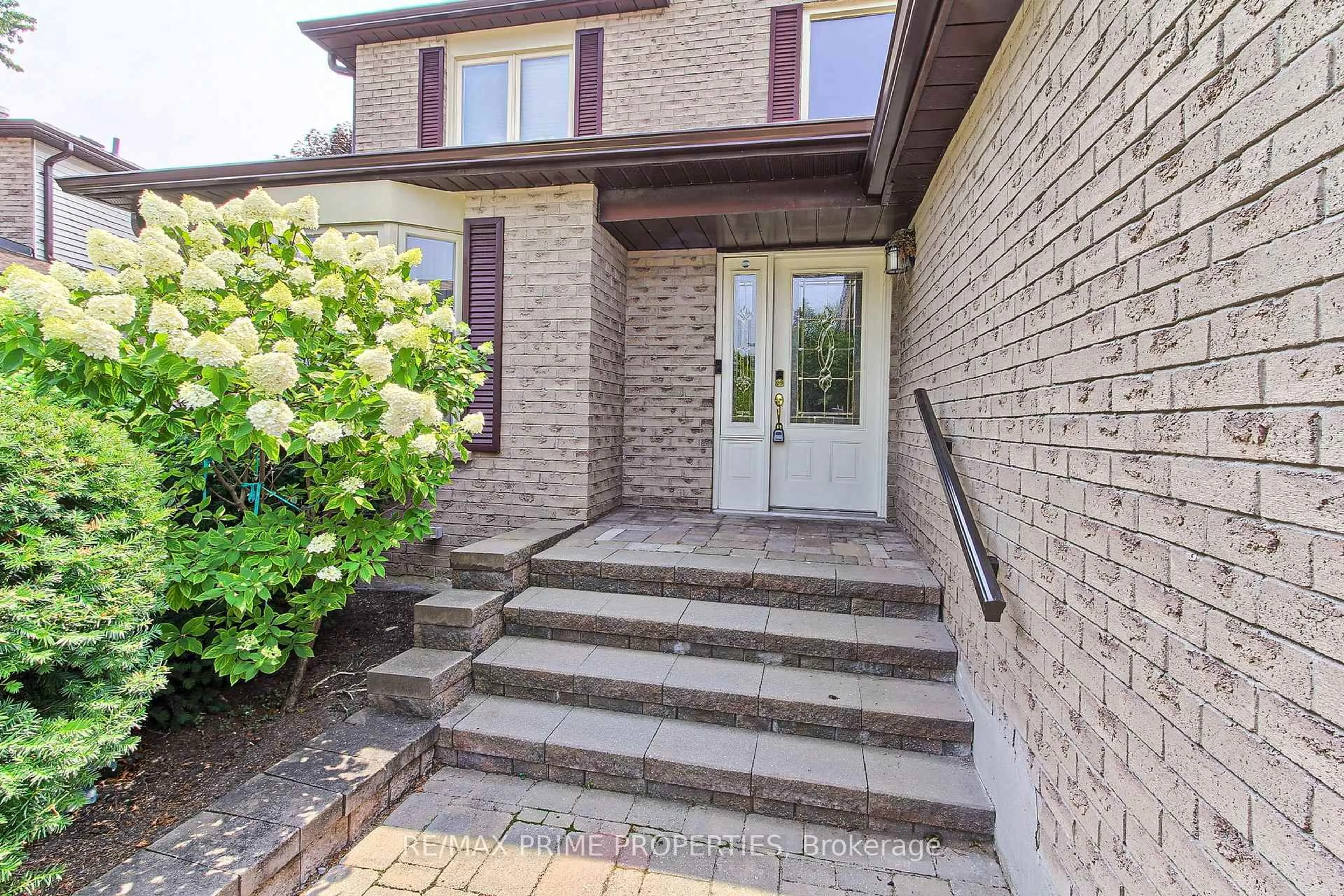 Home with brick exterior material, street for 82 McIntyre Crt, Newmarket Ontario L6B 0P2