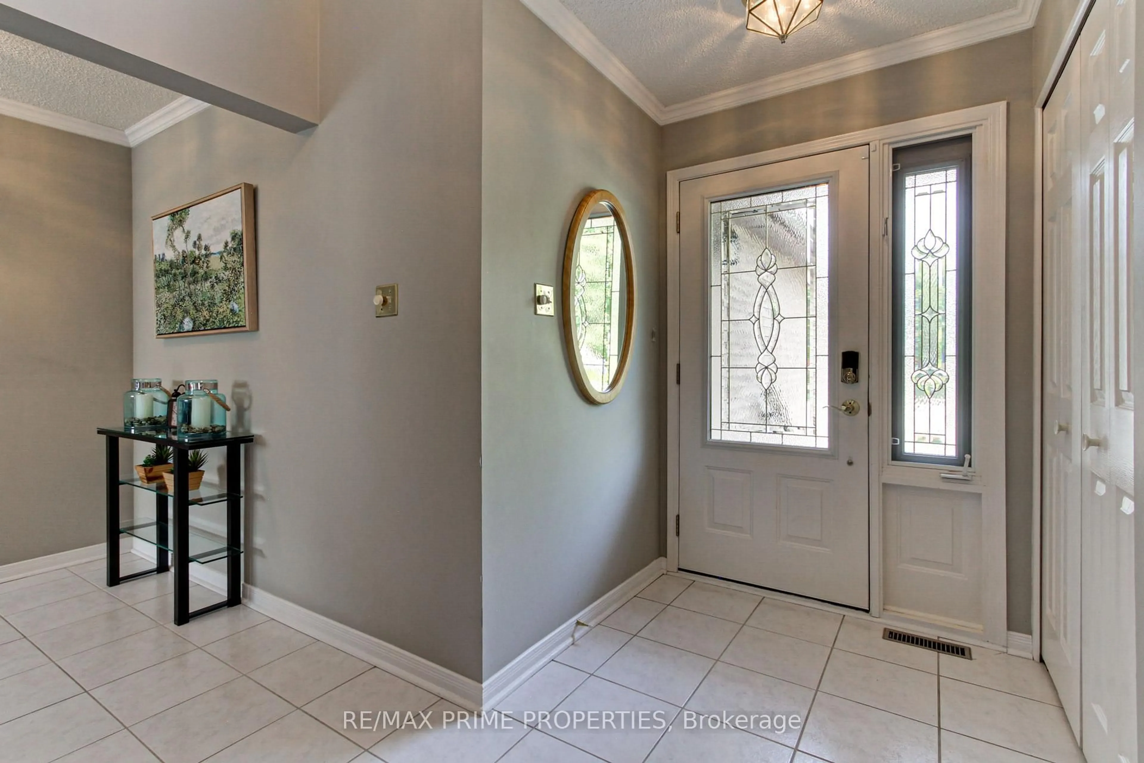 Indoor entryway for 82 McIntyre Crt, Newmarket Ontario L6B 0P2