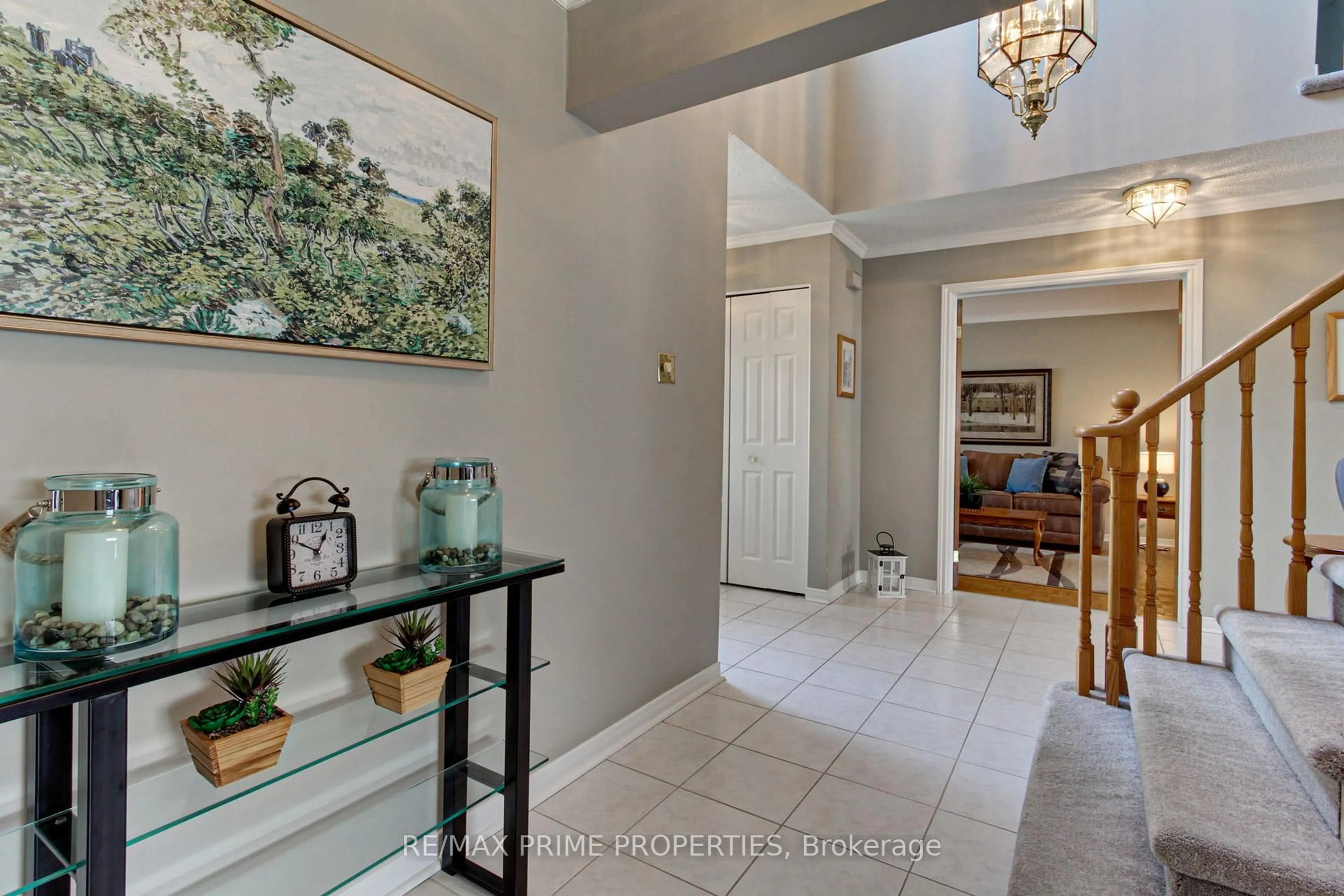 Indoor entryway for 82 McIntyre Crt, Newmarket Ontario L6B 0P2