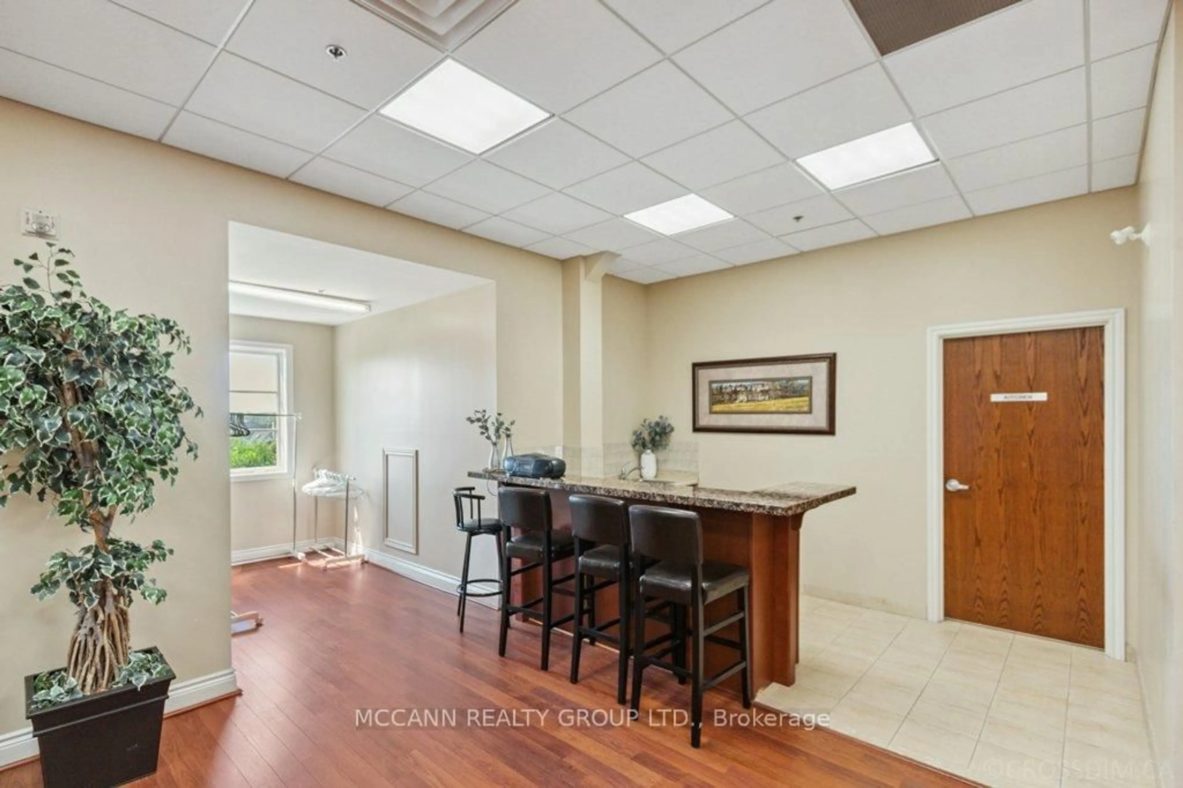 Indoor foyer for 9901 Keele St #101, Vaughan Ontario L6A 0A1