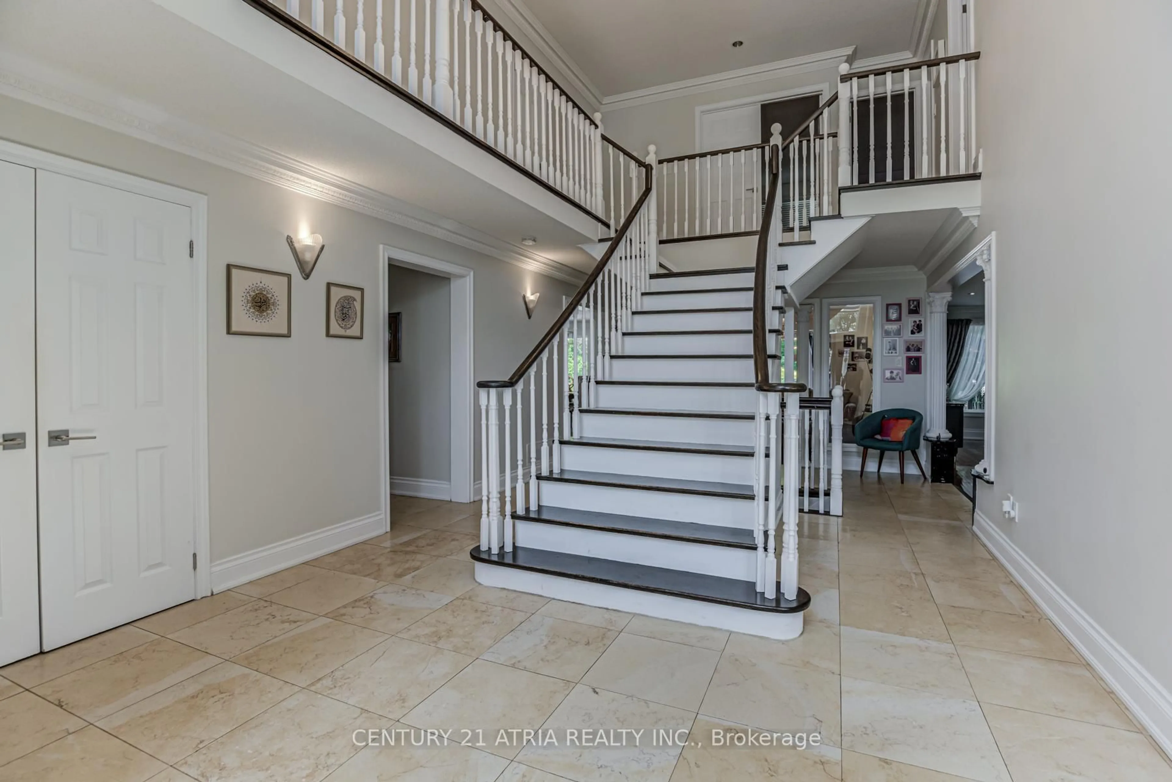 Indoor foyer for 331 Binns Ave, Newmarket Ontario L3X 1T6