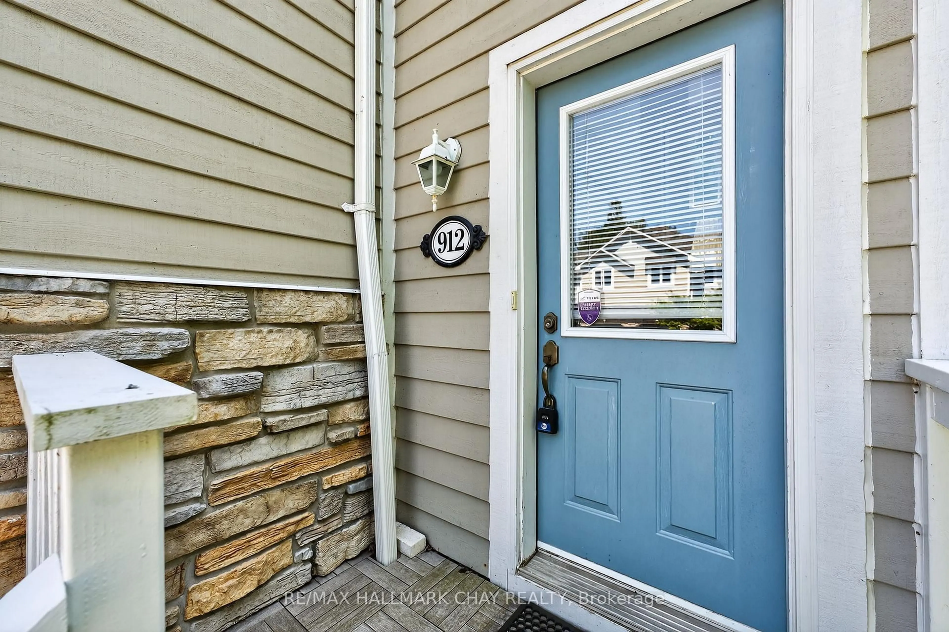 Indoor entryway for 912 Creekfront Way, Newmarket Ontario L3Y 8T4