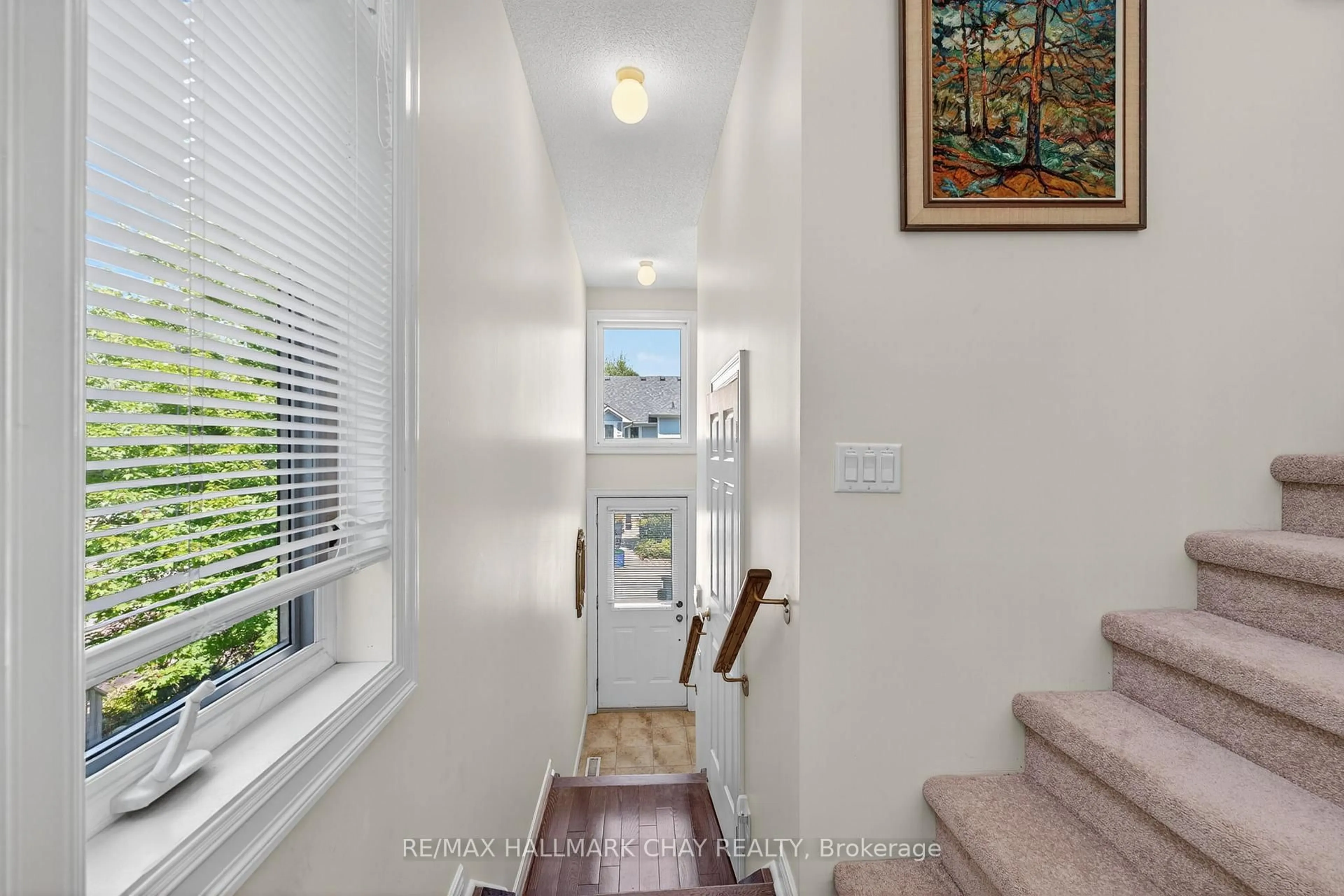 Indoor entryway for 912 Creekfront Way, Newmarket Ontario L3Y 8T4