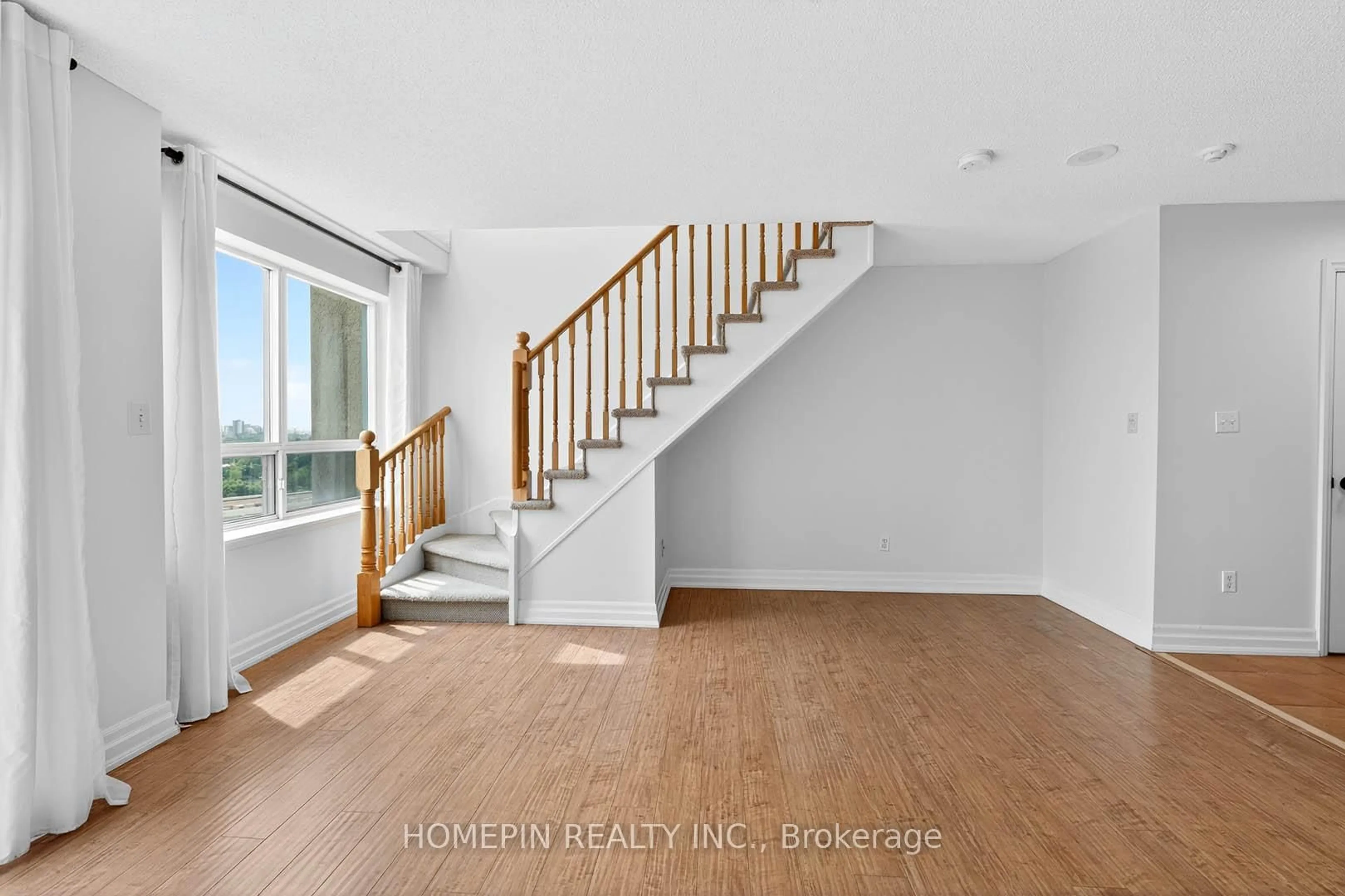 Indoor entryway for 39 Oneida Cres #1103, Richmond Hill Ontario L4B 4T9