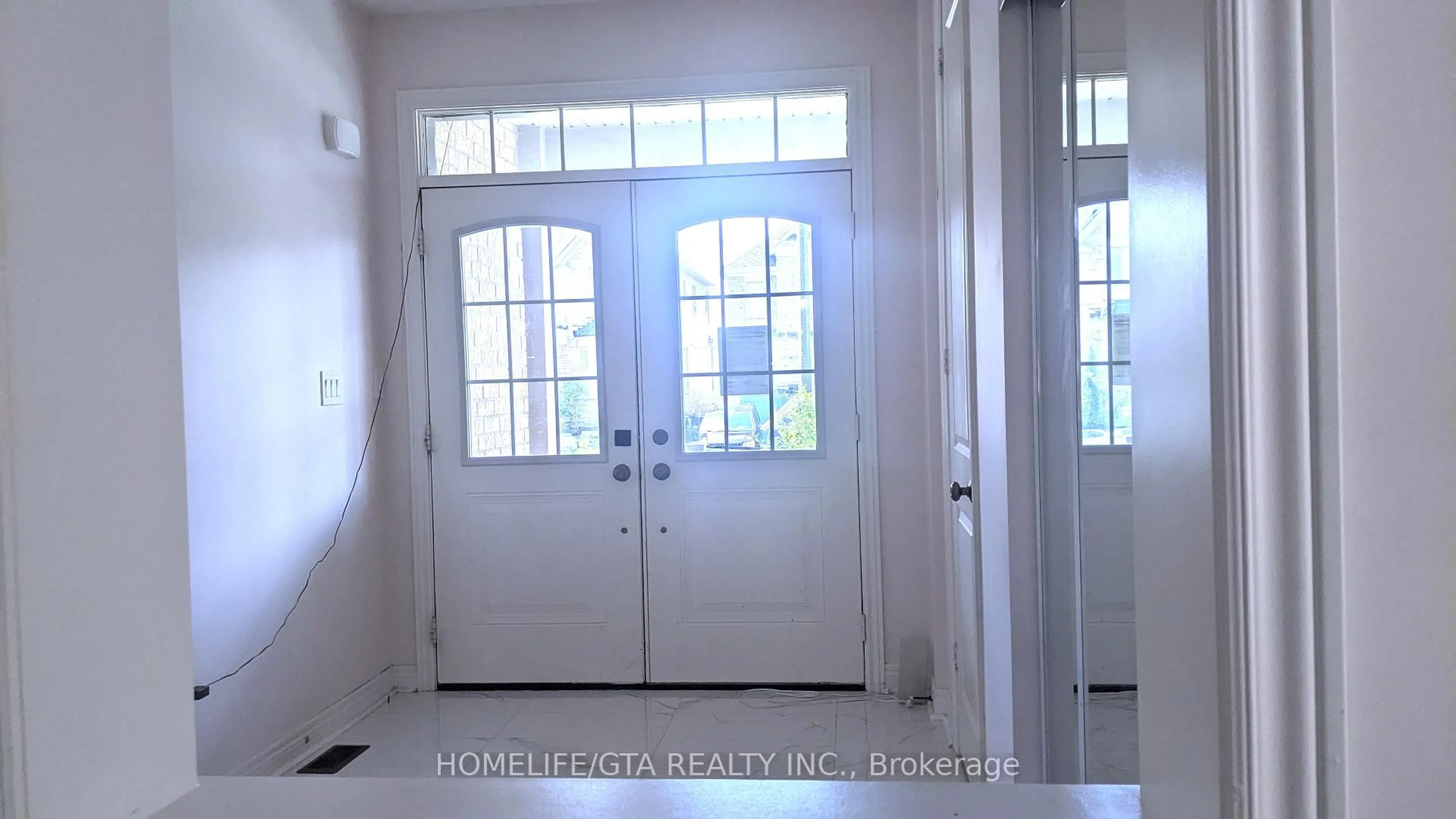 Indoor entryway for 19 Owens Rd, New Tecumseth Ontario L9R 0T3