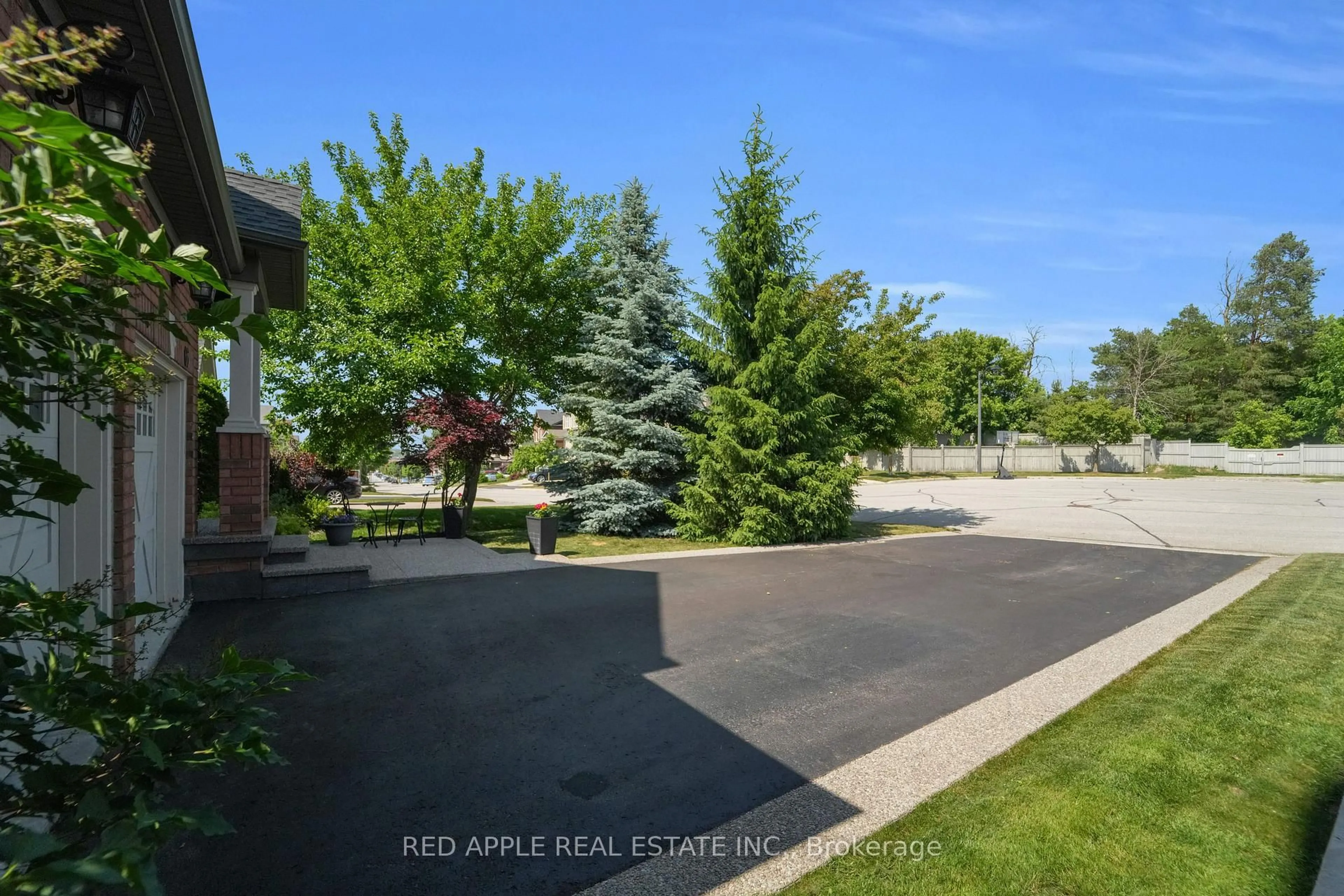 A pic from outside/outdoor area/front of a property/back of a property/a pic from drone, street for 66 Milligan St, Bradford West Gwillimbury Ontario L3Z 0A5