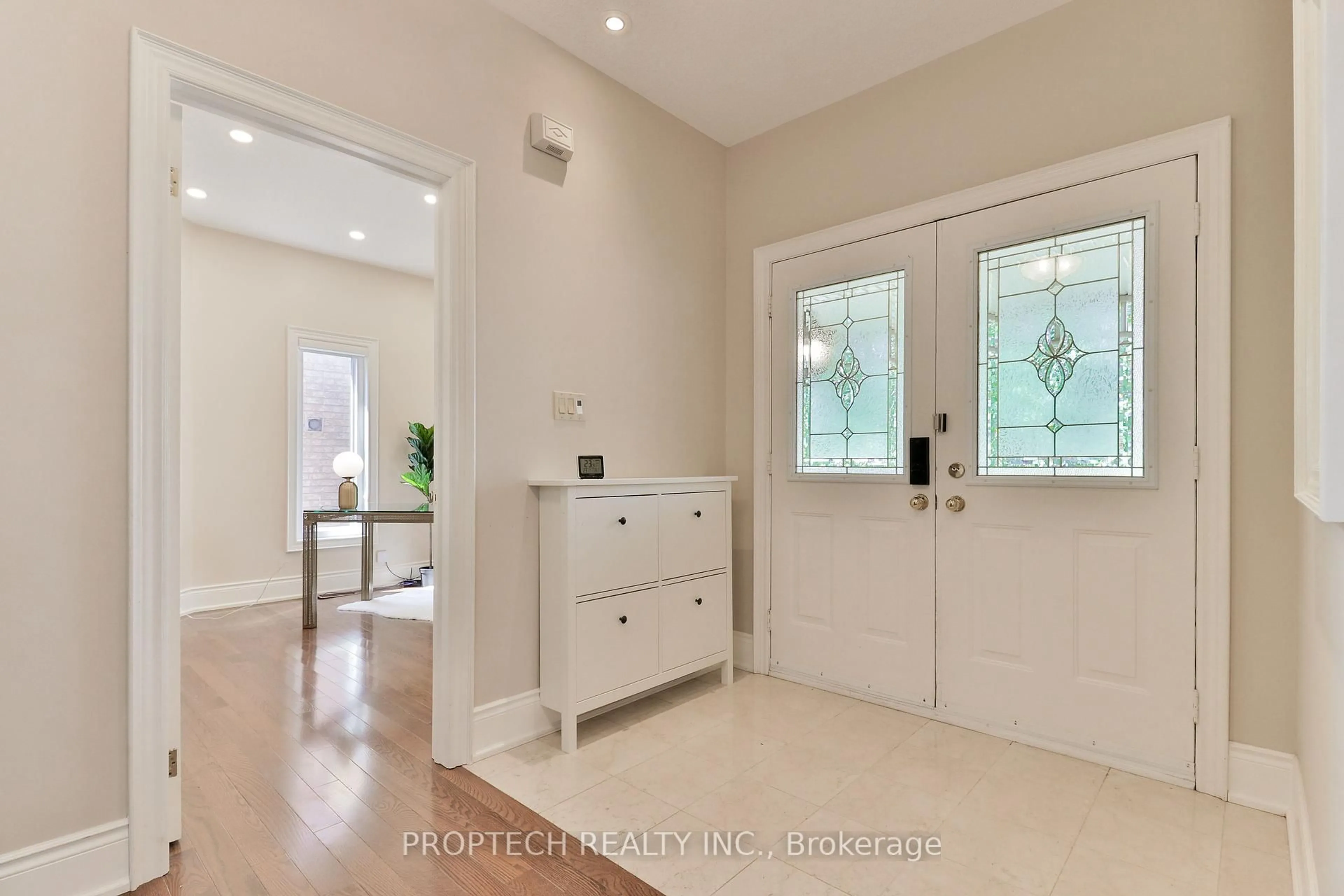 Indoor entryway for 829 Quantra Cres, Newmarket Ontario L3X 1M8
