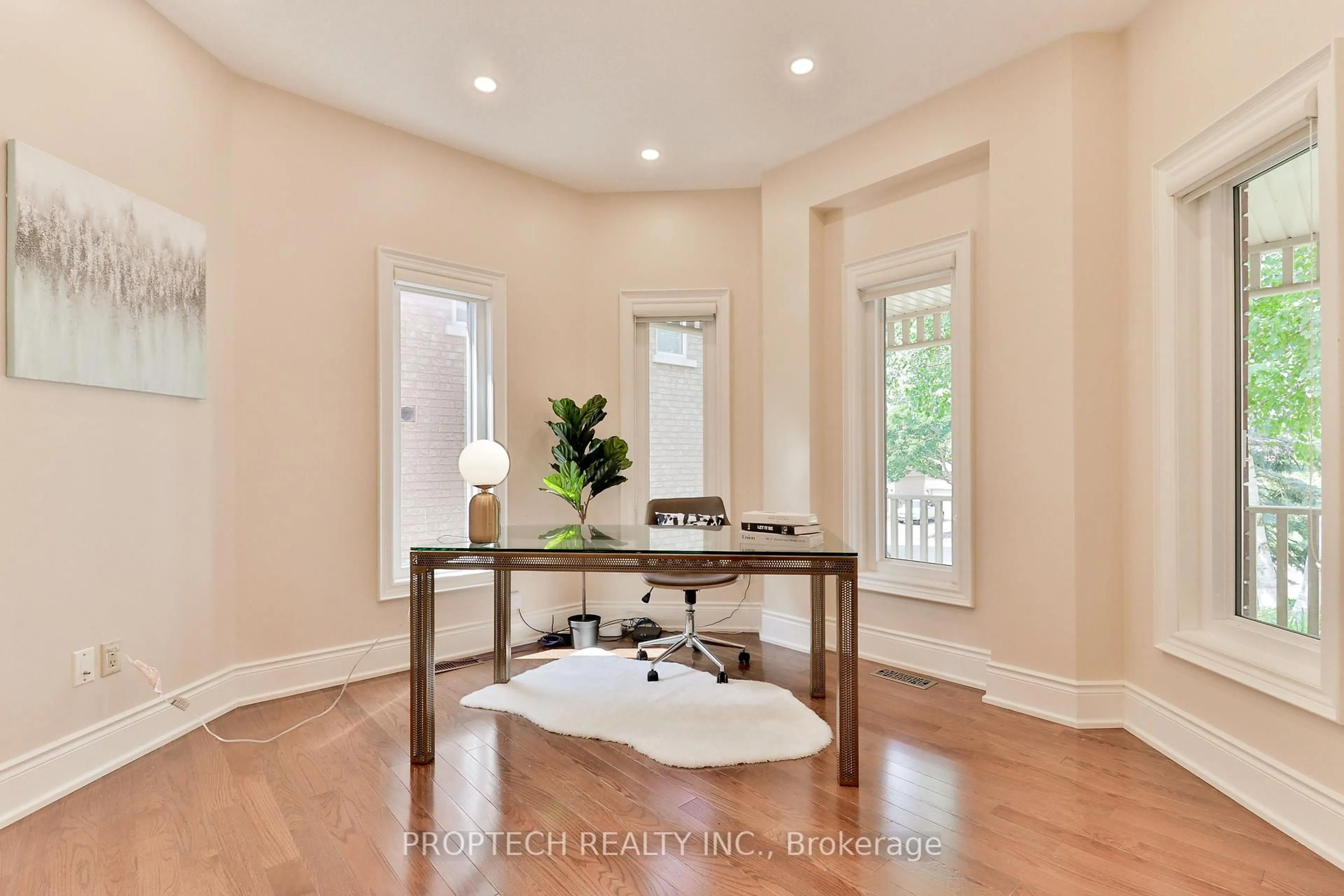 Indoor entryway for 829 Quantra Cres, Newmarket Ontario L3X 1M8