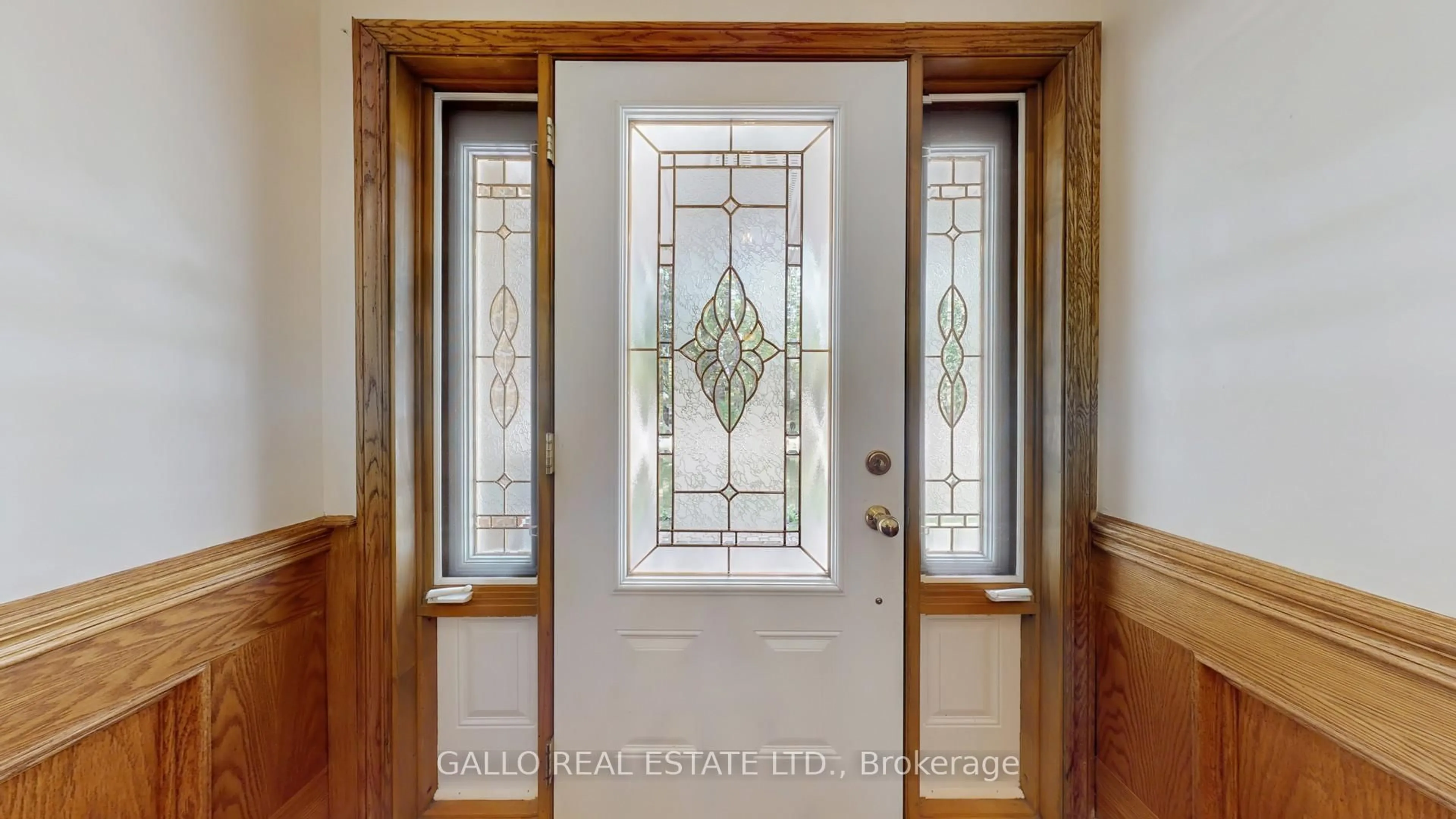 Indoor entryway for 5 Thornbay Dr, Whitchurch-Stouffville Ontario L4A 7X3