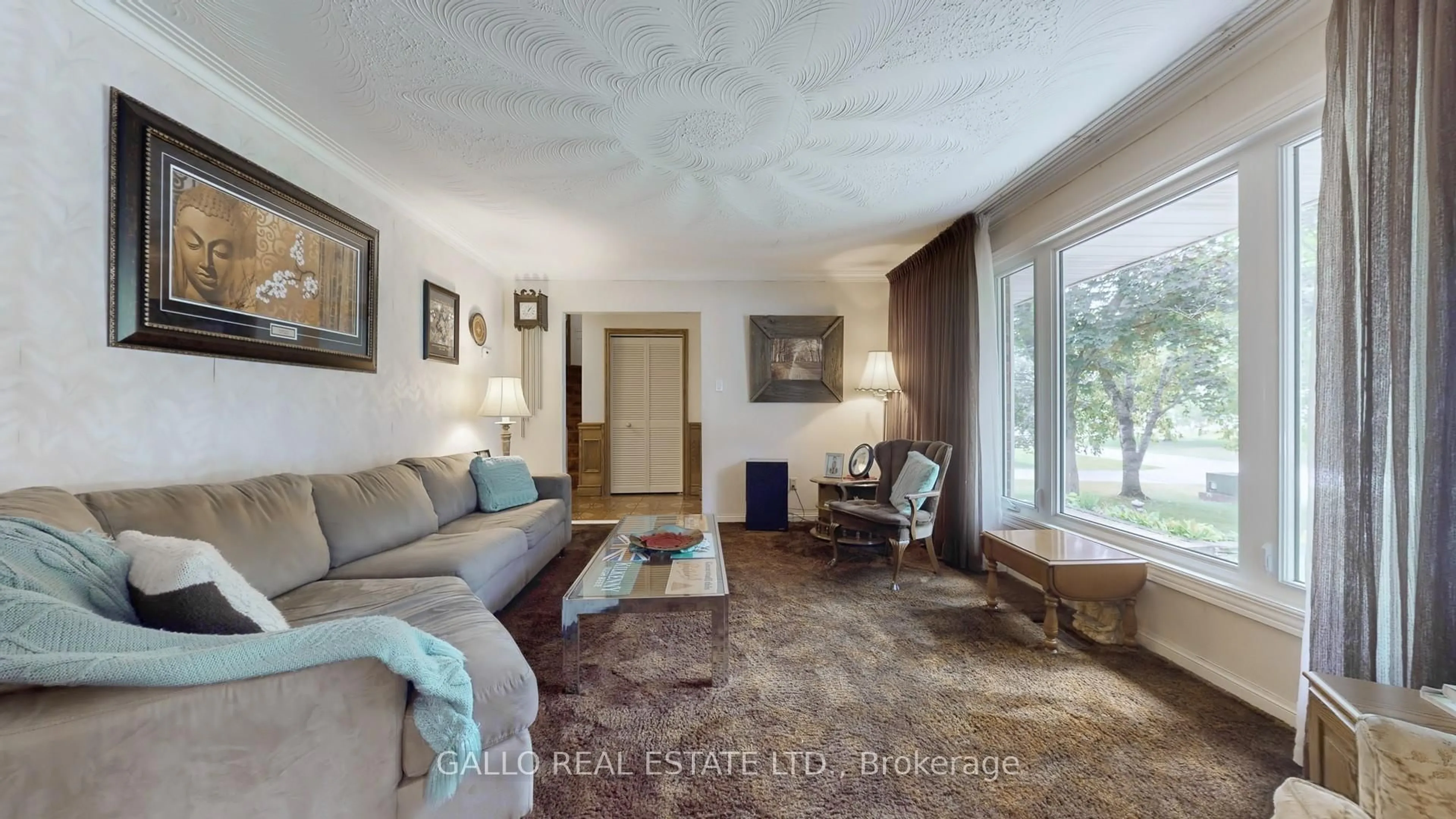 Living room with furniture, unknown for 5 Thornbay Dr, Whitchurch-Stouffville Ontario L4A 7X3