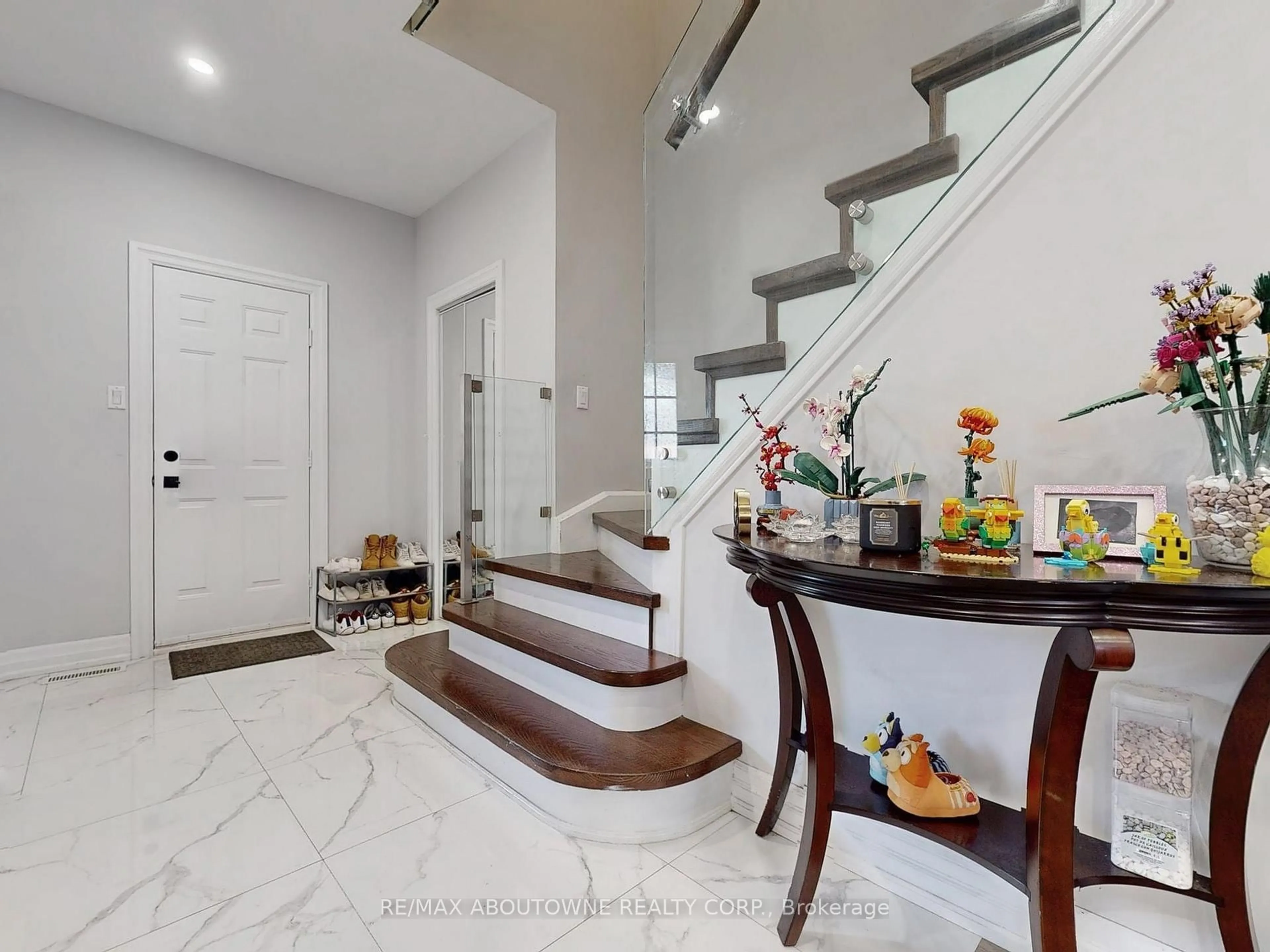 Indoor entryway for 44 Craddock St, Vaughan Ontario L6A 2R4