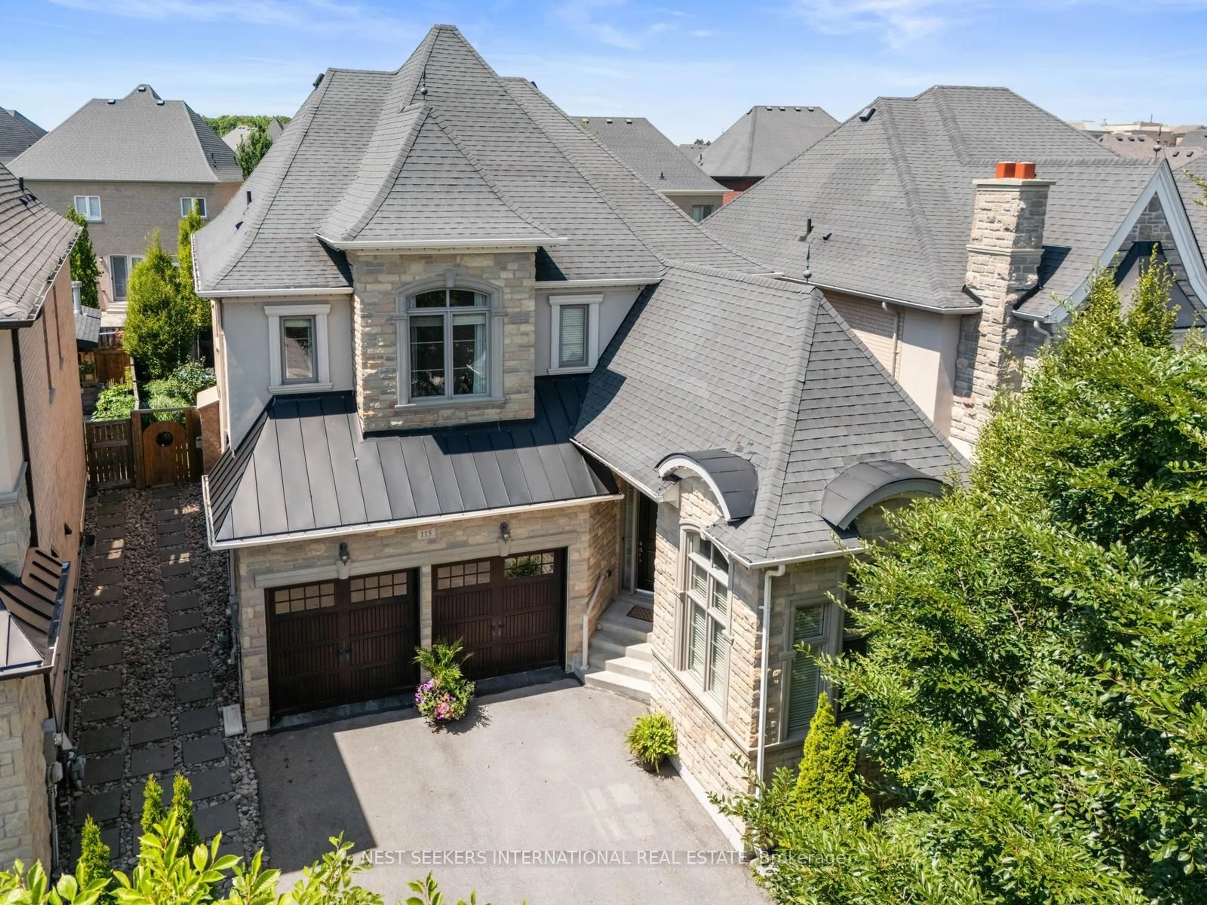 A pic from outside/outdoor area/front of a property/back of a property/a pic from drone, street for 115 Robert Berry Cres, King Ontario L7B 0M3