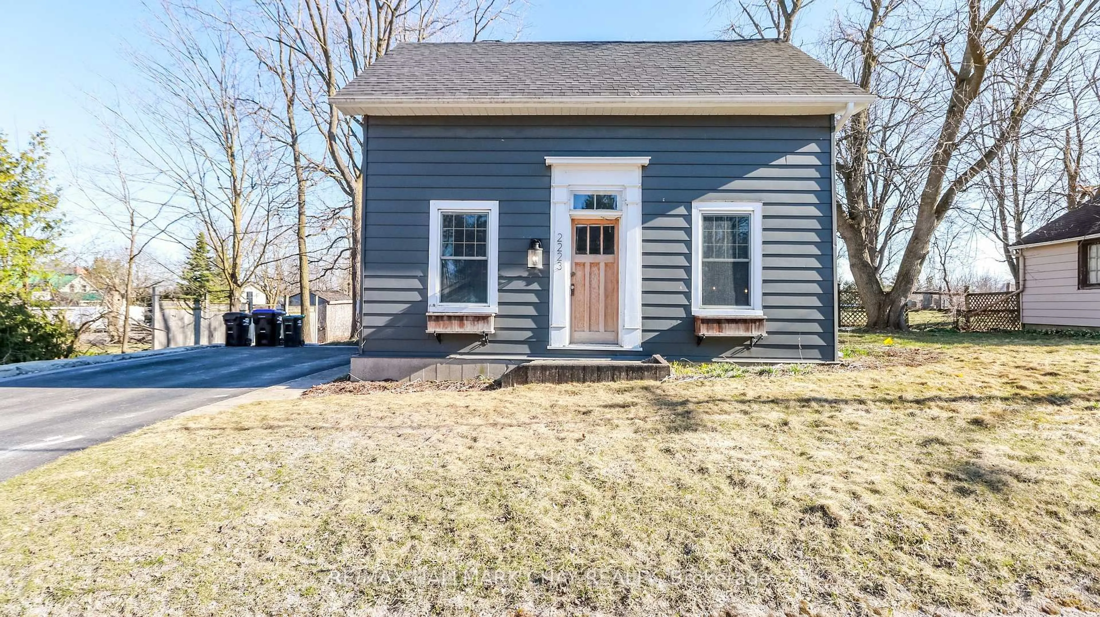 Home with vinyl exterior material, street for 2223 Victoria St, Innisfil Ontario L9S 1J8