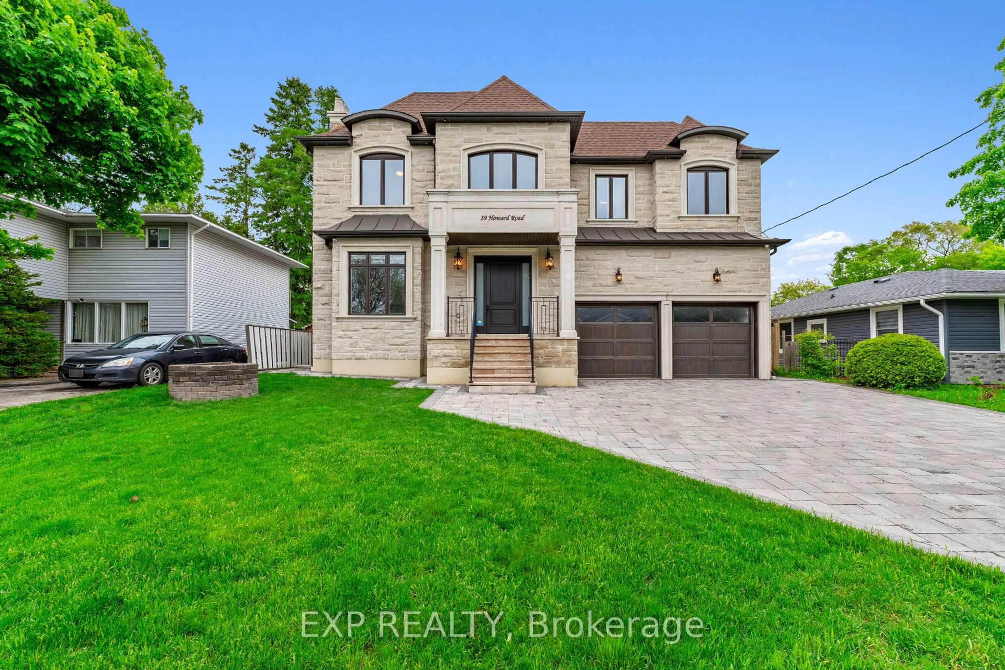 Home with brick exterior material, street for 39 Howard Rd, Newmarket Ontario L3Y 3G6