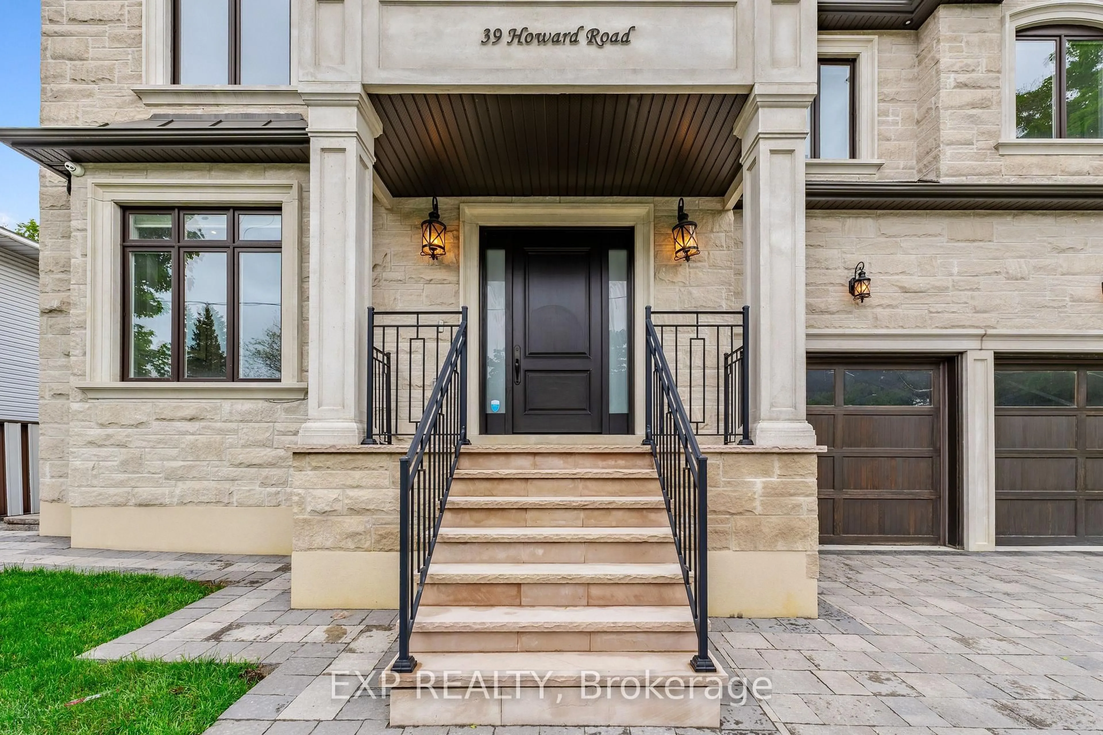Indoor entryway for 39 Howard Rd, Newmarket Ontario L3Y 3G6