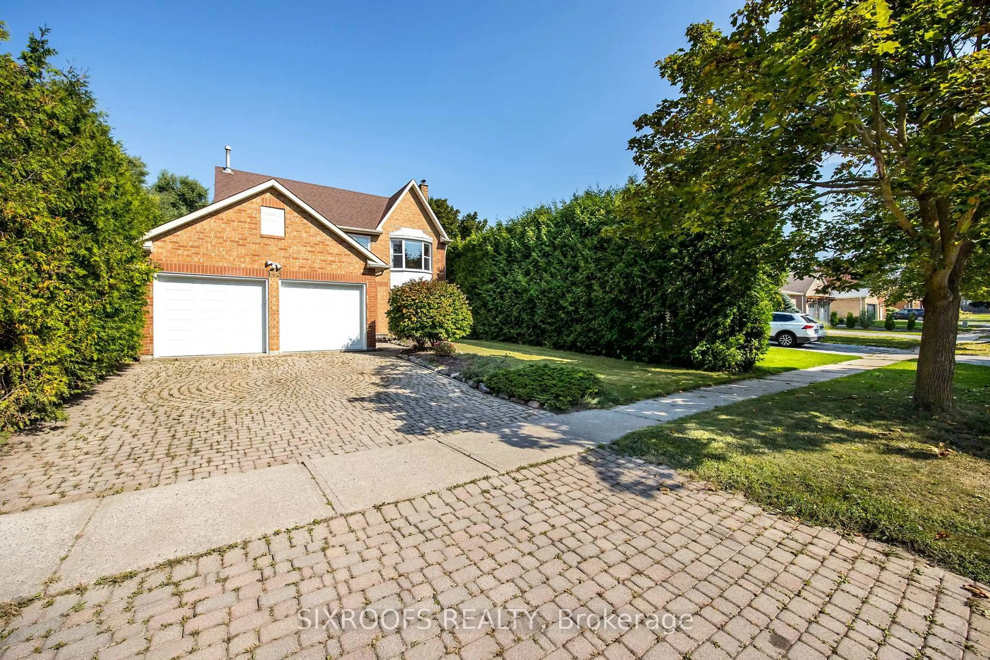 A pic from outside/outdoor area/front of a property/back of a property/a pic from drone, street for 143 Glenway Circ, Newmarket Ontario L3Y 7S3