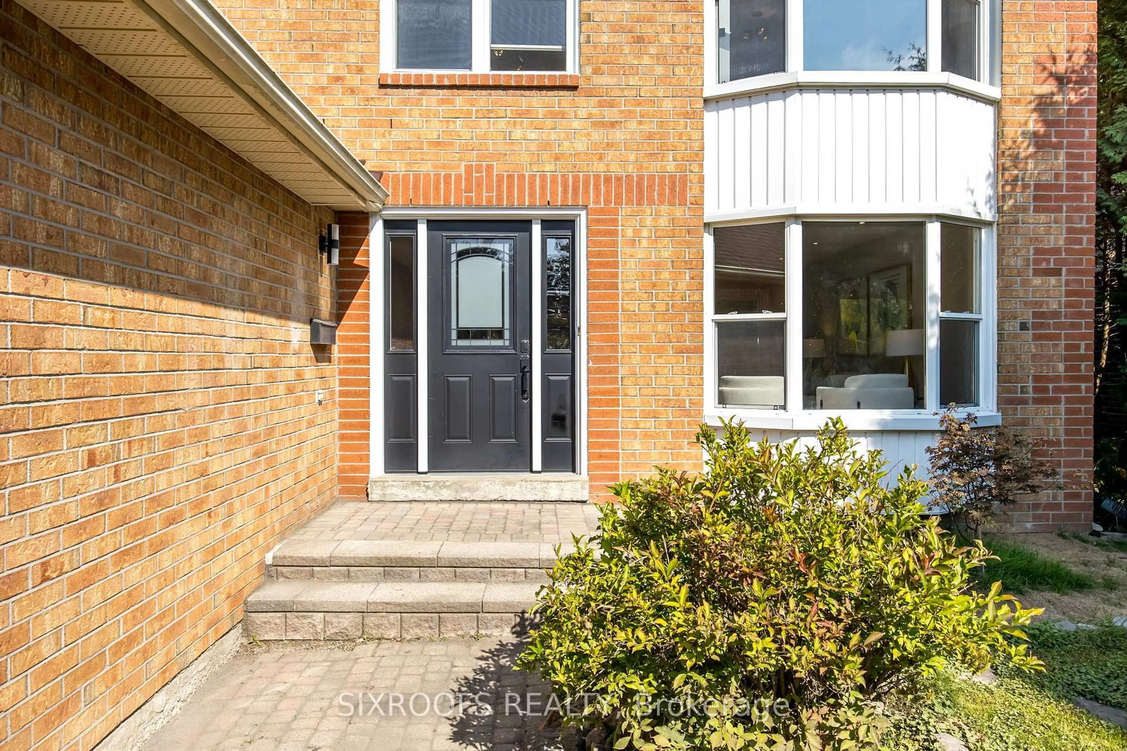 Home with brick exterior material, street for 143 Glenway Circ, Newmarket Ontario L3Y 7S3