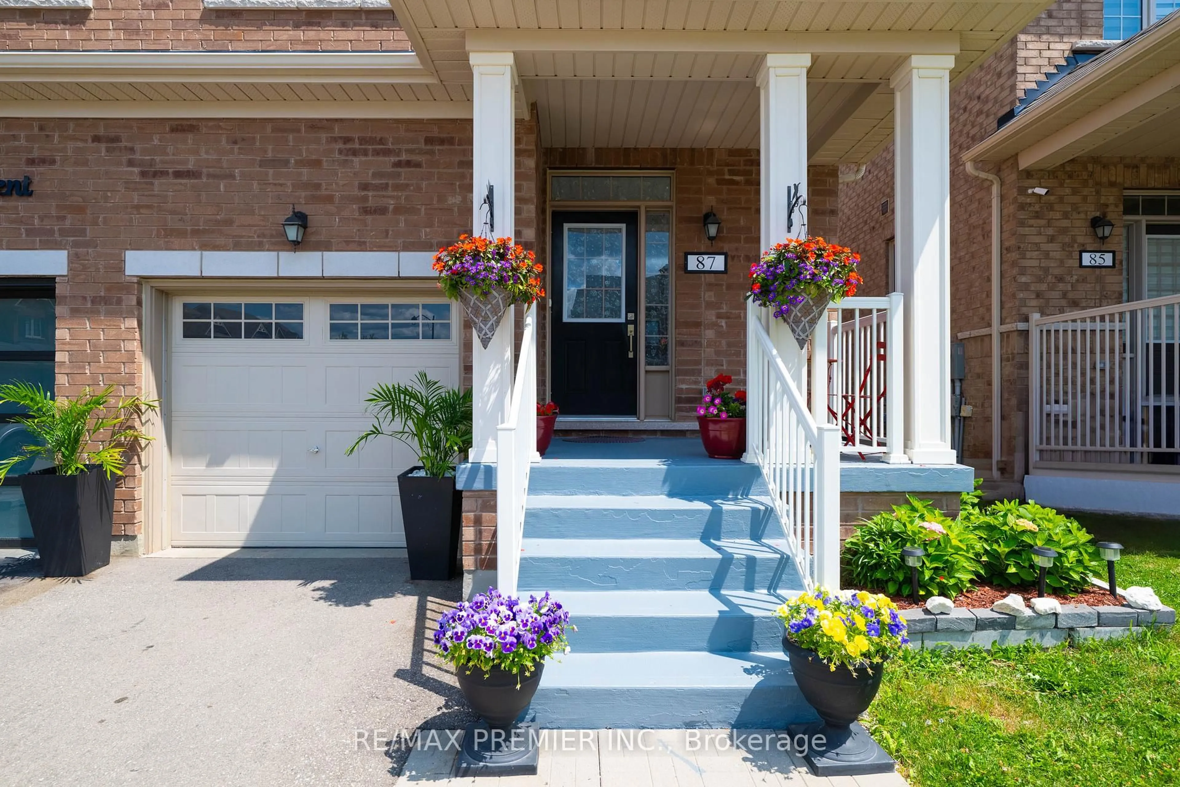 Indoor entryway for 87 Casserley Cres, New Tecumseth Ontario L0G 1W0