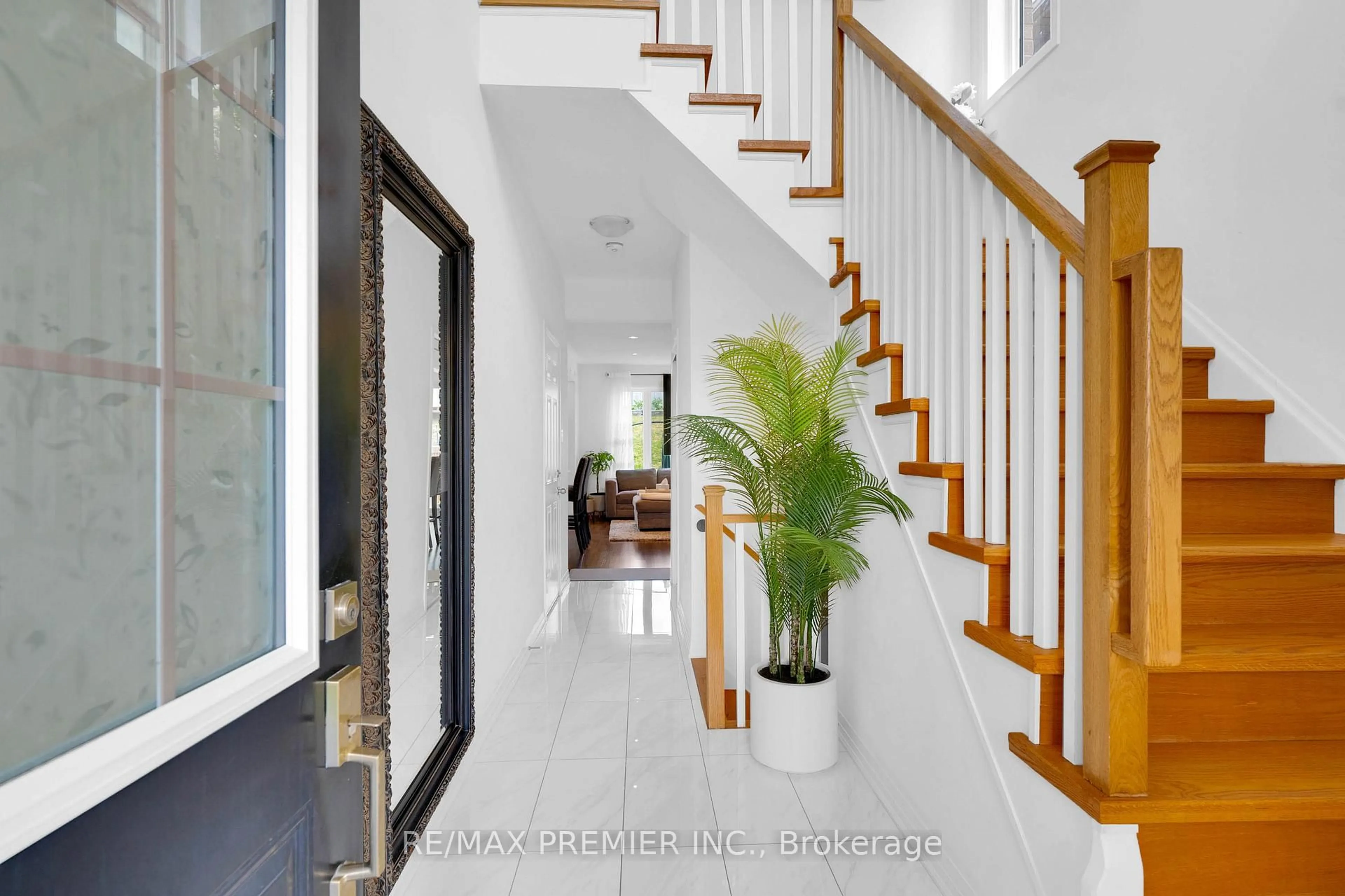 Indoor foyer for 87 Casserley Cres, New Tecumseth Ontario L0G 1W0