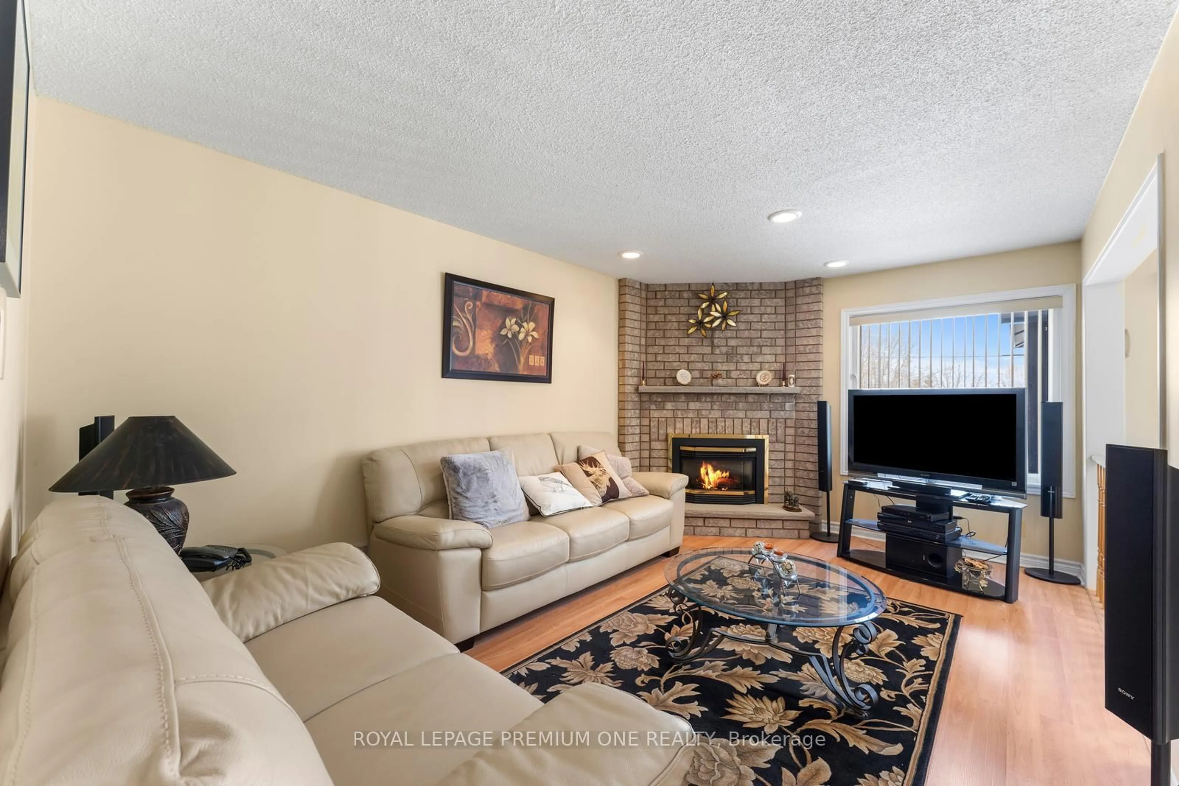 Living room with furniture, unknown for 14 CARRICK Ave, Georgina Ontario L4P 3R4