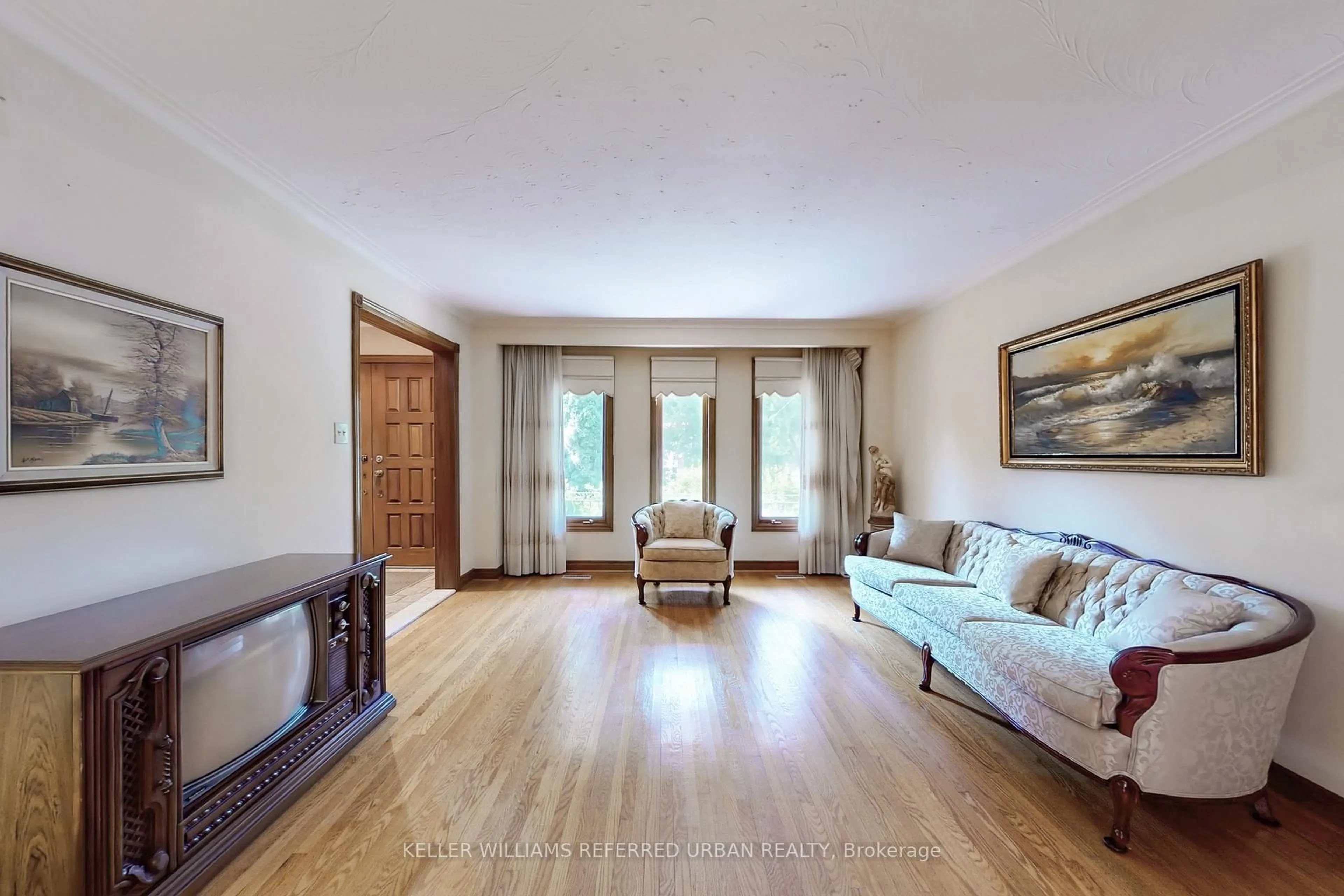 Living room with furniture, unknown for 28 Westwood Lane, Richmond Hill Ontario L4C 6X9