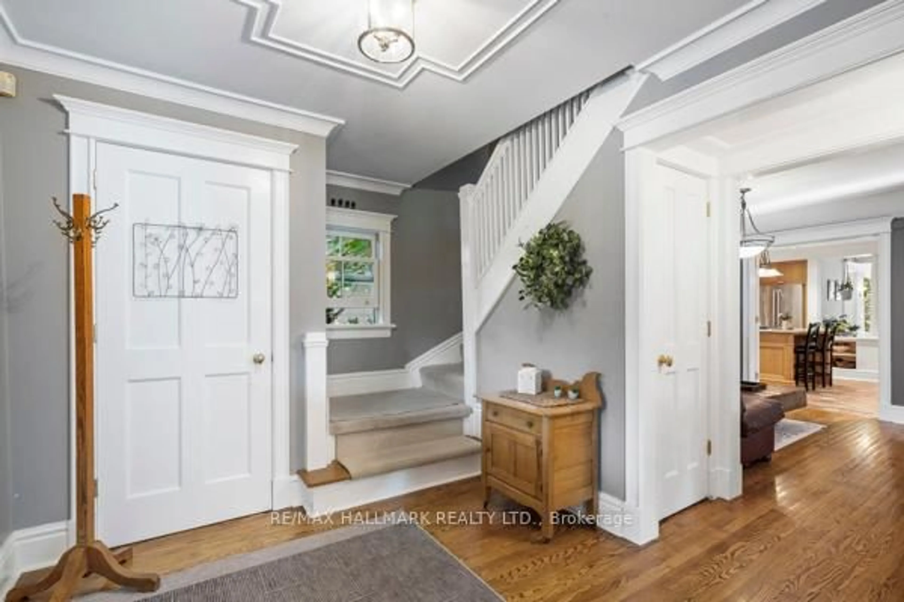 Indoor entryway for 59 Centre St, Richmond Hill Ontario L4C 3P6