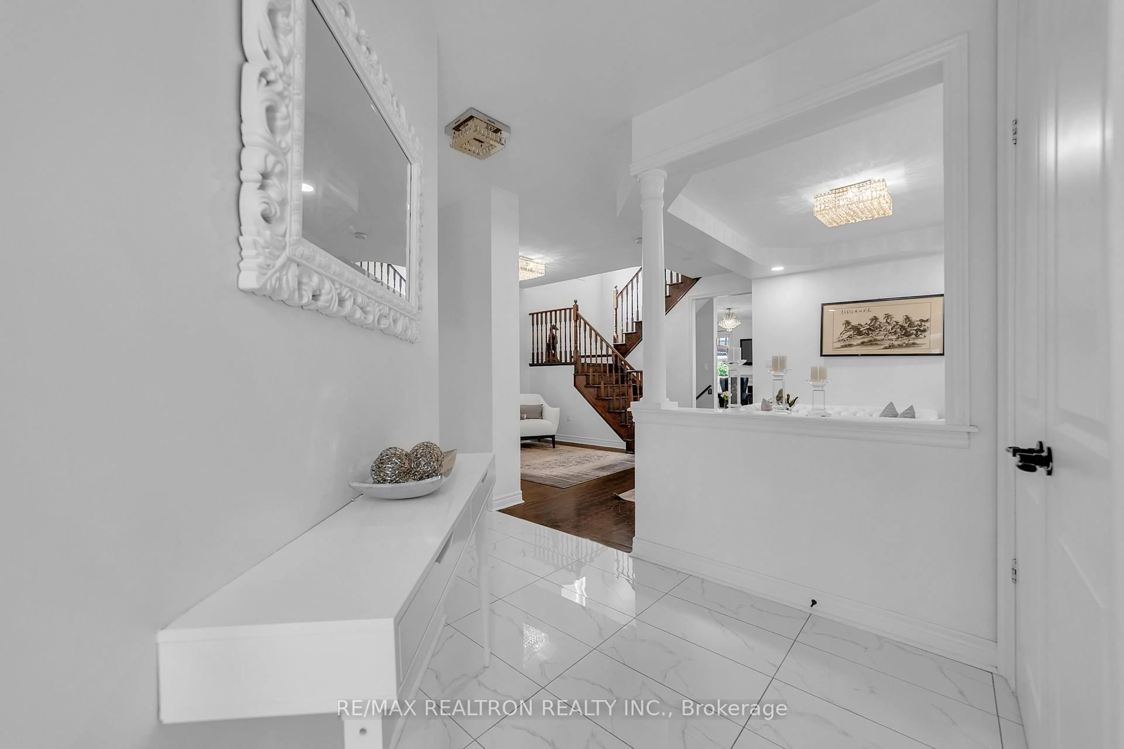 Indoor foyer for 30 Riding Mountain Dr, Richmond Hill Ontario L4E 0V4