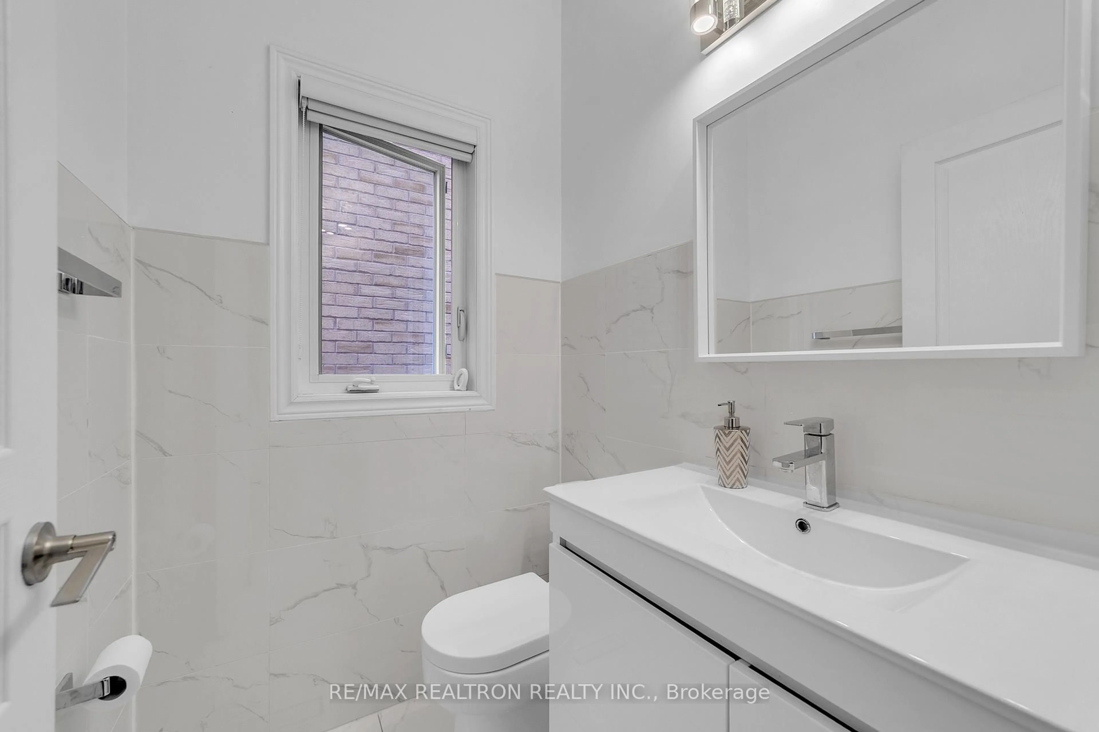 Standard bathroom, ceramic/tile floor for 30 Riding Mountain Dr, Richmond Hill Ontario L4E 0V4