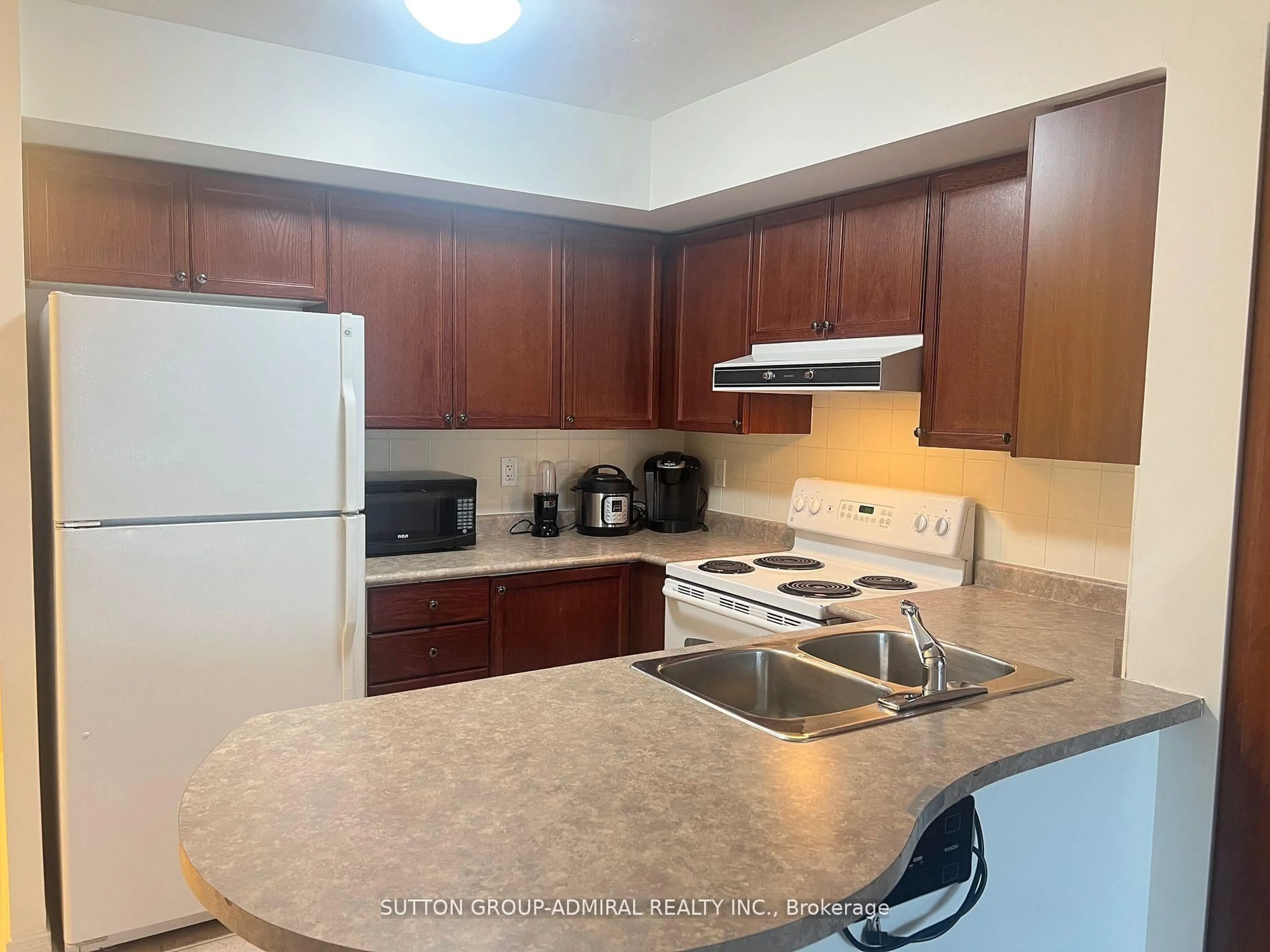 Standard kitchen, unknown for 11 Oneida Cres #208, Richmond Hill Ontario L4B 0A1