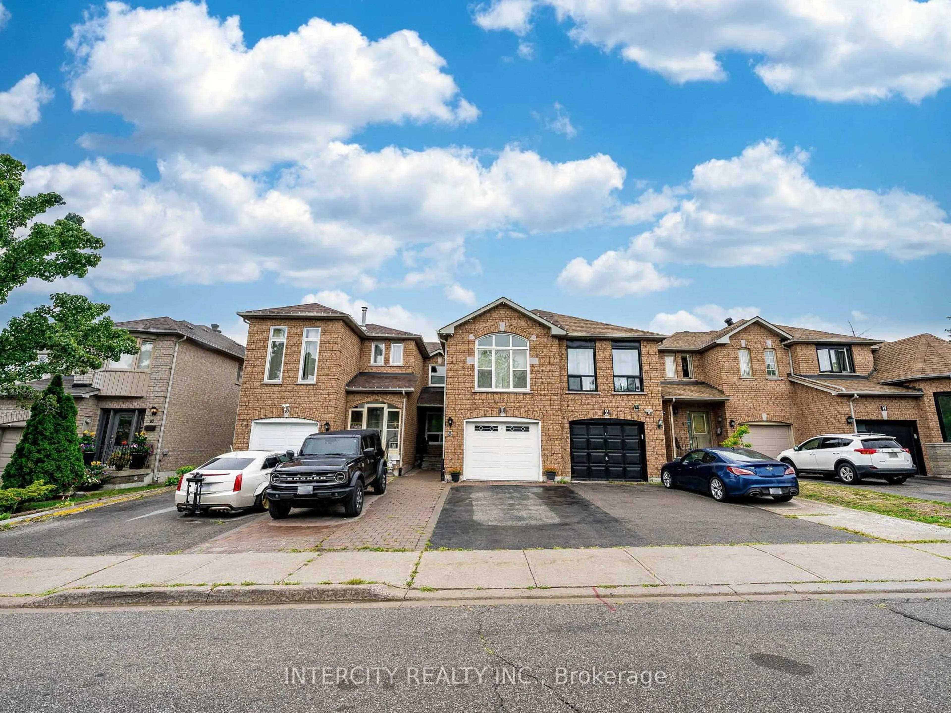 A pic from outside/outdoor area/front of a property/back of a property/a pic from drone, street for 8 Wedgewood Pl, Vaughan Ontario L4K 4X6
