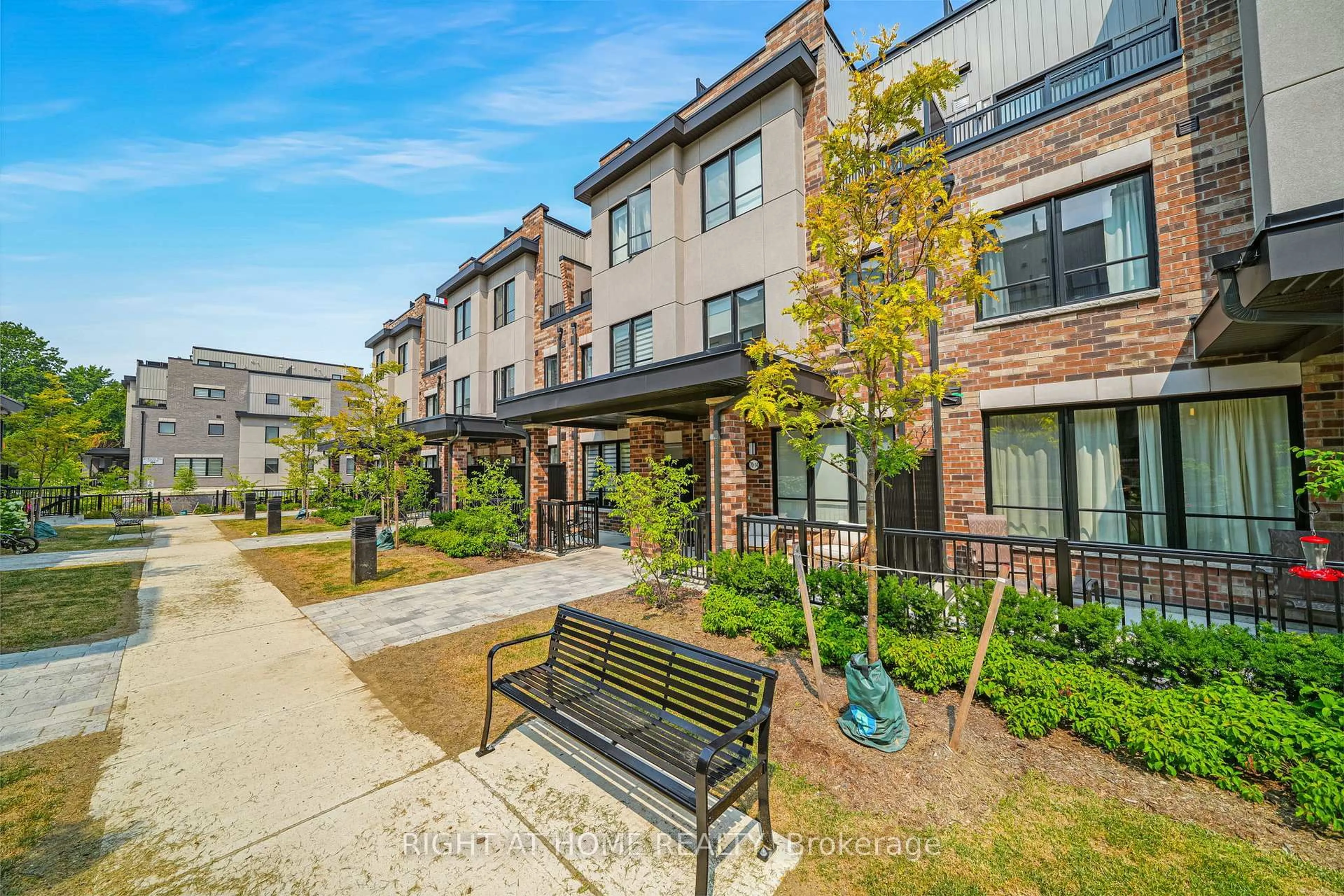 Patio, street for 70 Baynes Way #14, Bradford West Gwillimbury Ontario L3Z 4M3
