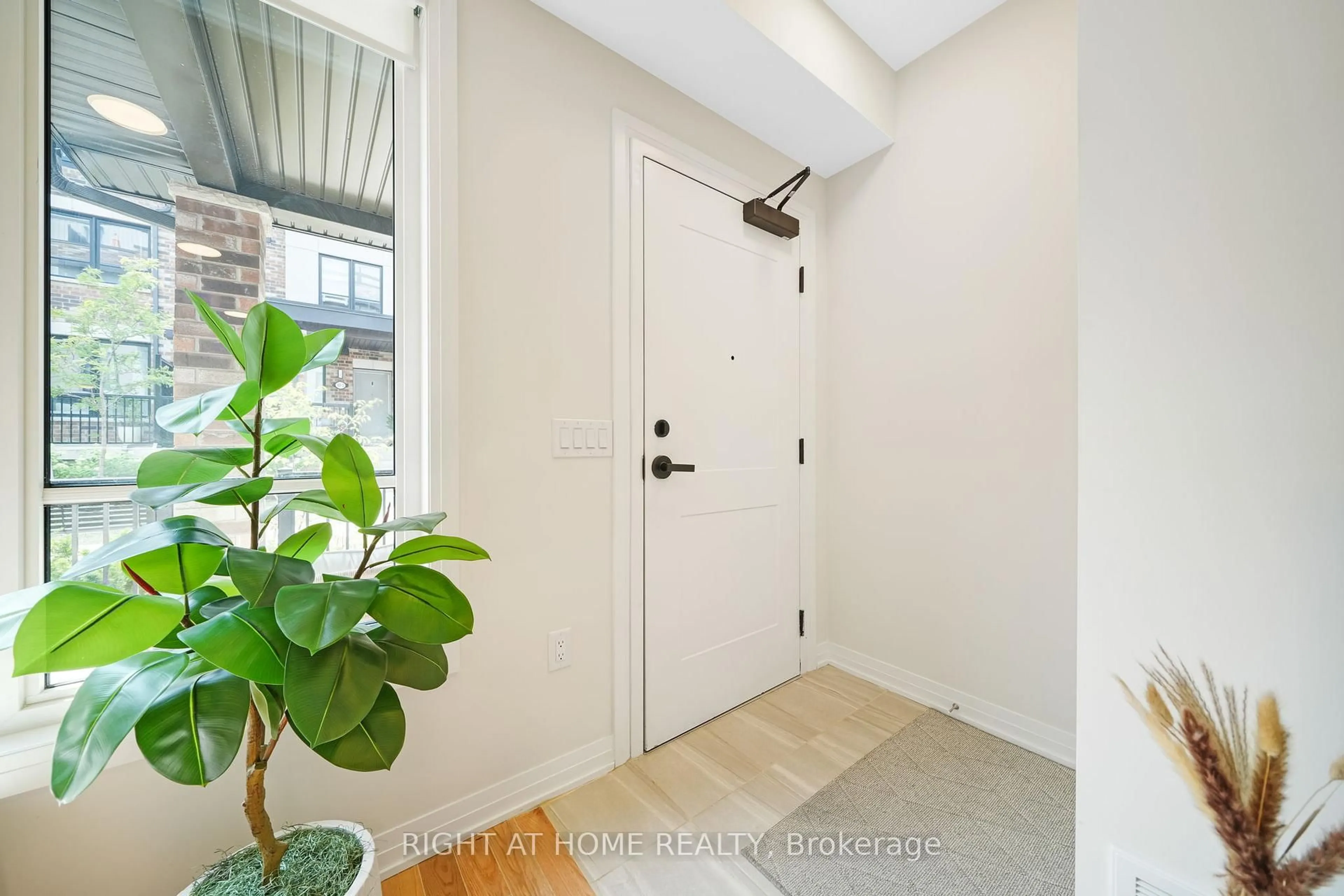 Indoor entryway for 70 Baynes Way #14, Bradford West Gwillimbury Ontario L3Z 4M3