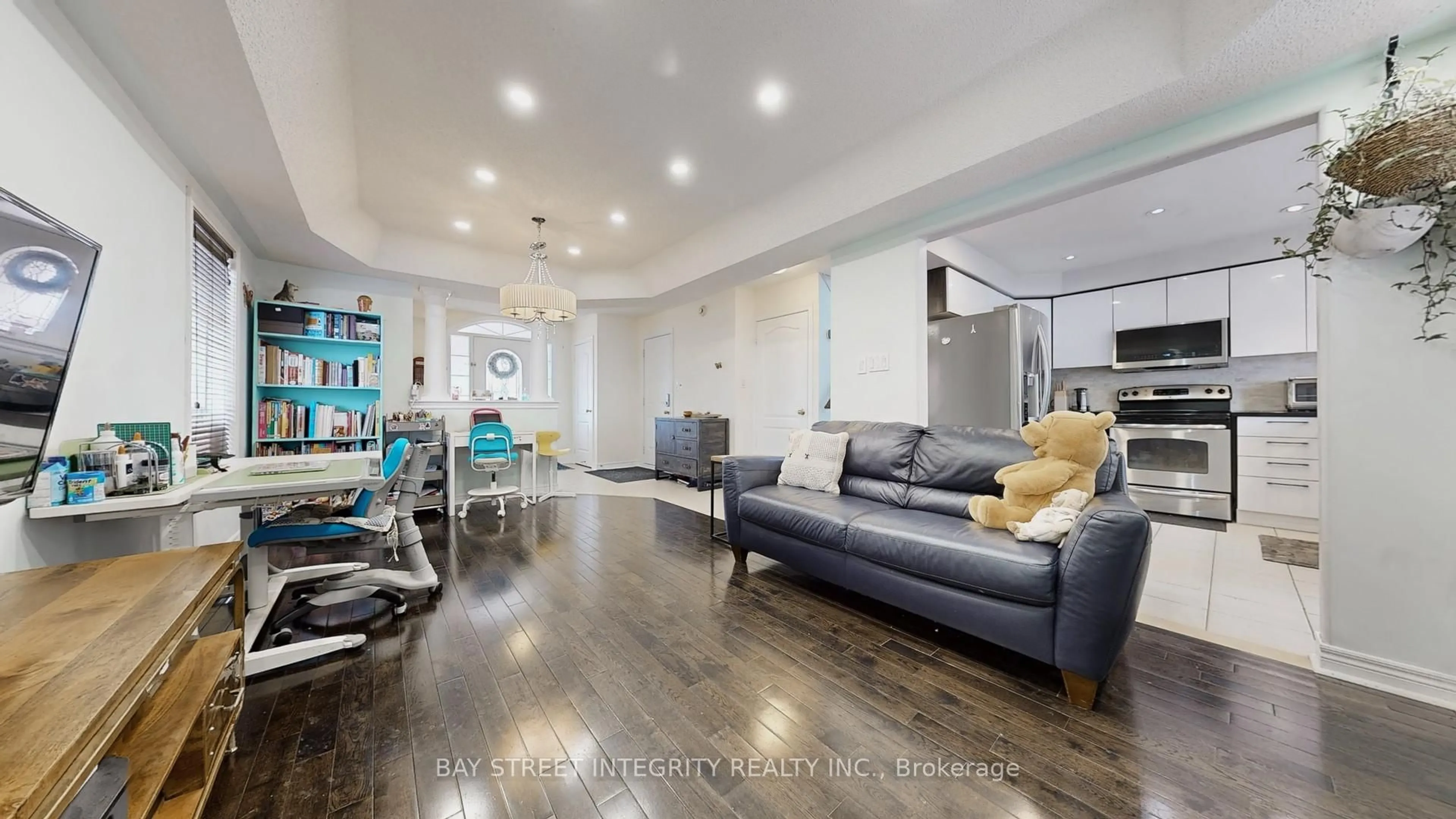 Living room with furniture, unknown for 24 Ian Dr, Georgina Ontario L4P 4H1