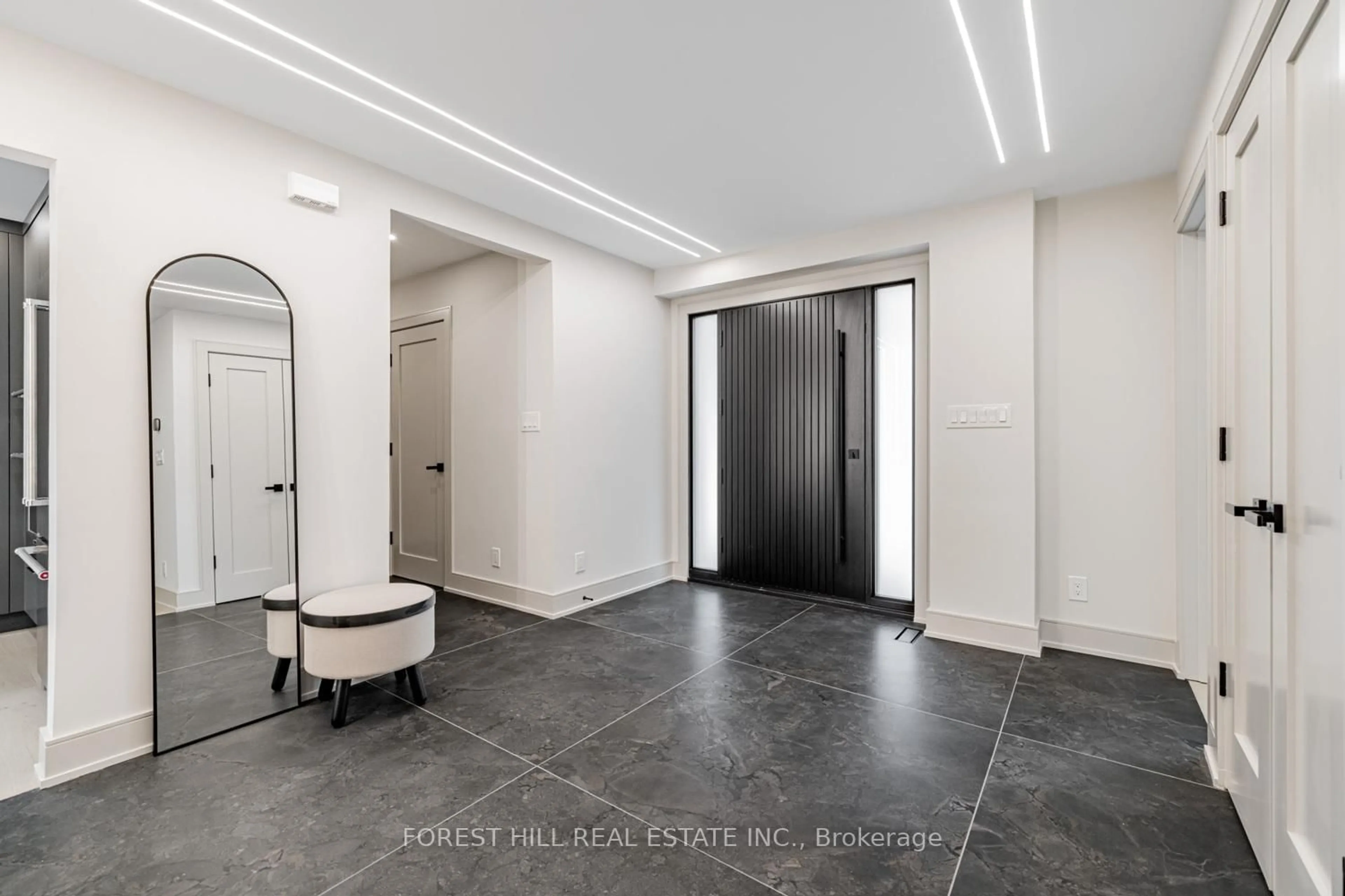 Indoor foyer for 43 Thorny Brae Dr, Markham Ontario L3T 3G5